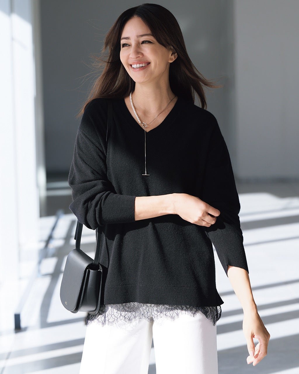 【ドゥクラッセ/DoCLASSE】のカシミヤ混・裾レースVネックニット インテリア・キッズ・メンズ・レディースファッション・服の通販 founy(ファニー)  ファッション Fashion レディースファッション Fashion for Women トップス・カットソー Cut & Sew Tops ニット Knit Tops & Sweaters Vネックトップス V-Neck Tops / V-Cut Neckline Shirts 新作・新入荷 New Arrivals / New In なめらか Smooth, Silky Texture スカラップ Scallop, Scalloped Edge セーター Sweater, Knitwear デニム Denim, Jeans Material レース Lace, Lace Fabric ブラック|ID: prp329100004755674 ipo3291000000034399401