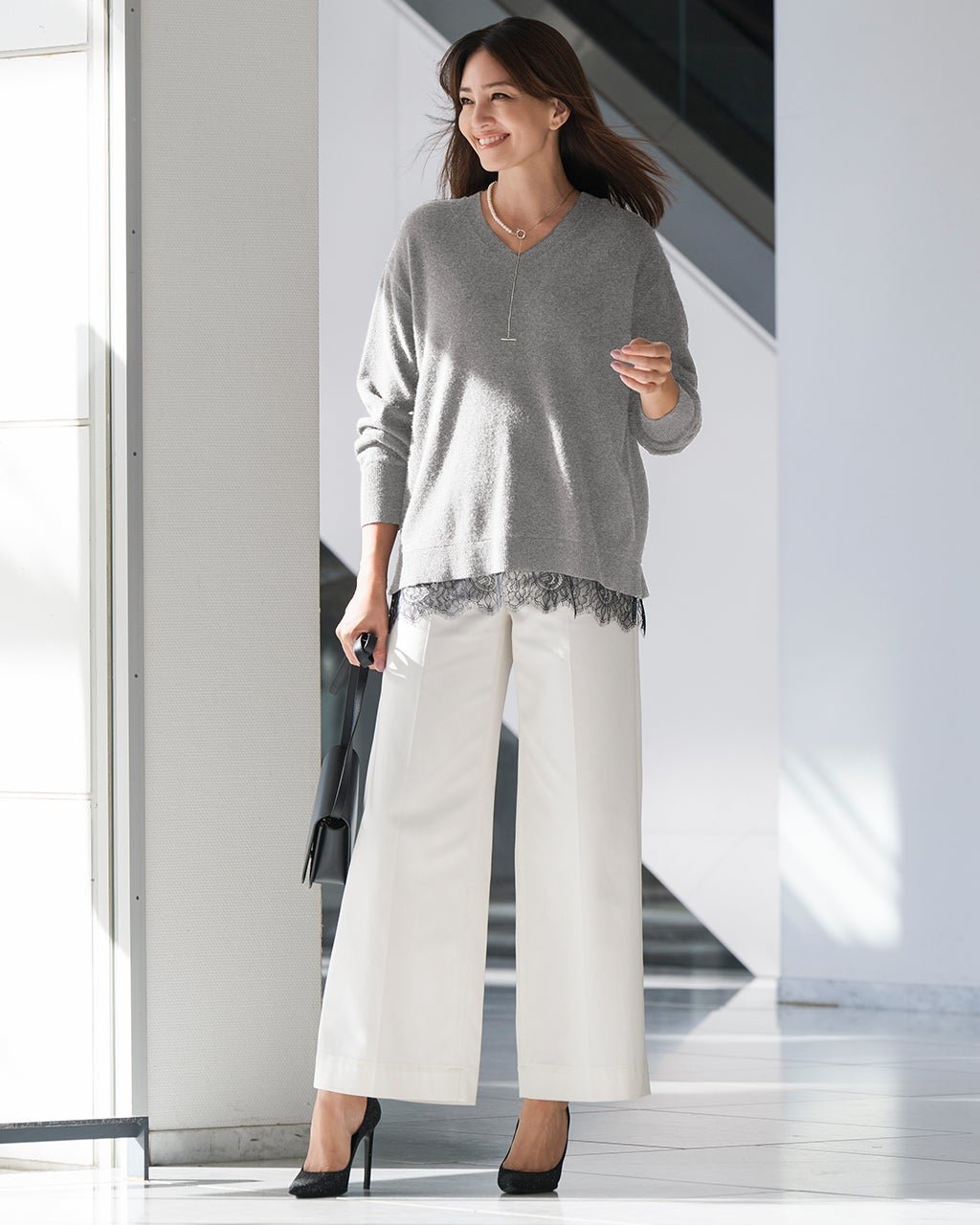 【ドゥクラッセ/DoCLASSE】のカシミヤ混・裾レースVネックニット インテリア・キッズ・メンズ・レディースファッション・服の通販 founy(ファニー)  ファッション Fashion レディースファッション Fashion for Women トップス・カットソー Cut & Sew Tops ニット Knit Tops & Sweaters Vネックトップス V-Neck Tops / V-Cut Neckline Shirts 新作・新入荷 New Arrivals / New In なめらか Smooth, Silky Texture スカラップ Scallop, Scalloped Edge セーター Sweater, Knitwear デニム Denim, Jeans Material レース Lace, Lace Fabric グレー|ID: prp329100004755674 ipo3291000000034399404