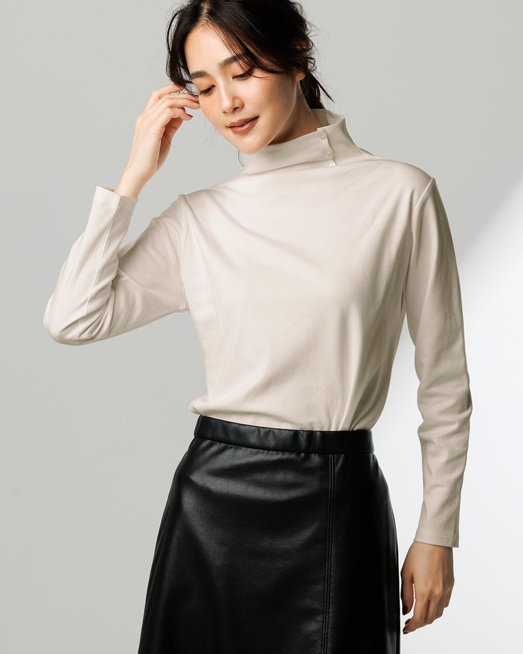 【ドゥクラッセ/DoCLASSE】の超長綿・サイドボタンハイネック インテリア・キッズ・メンズ・レディースファッション・服の通販 founy(ファニー)  ファッション Fashion レディースファッション Fashion for Women トップス・カットソー Cut & Sew Tops シャツ・ブラウス・オフィスカジュアル Elegant Blouses & Button-Ups ロングTシャツ・Tシャツ Longline T-Shirts & Tees カットソー・ベーシックTシャツ Cut-and-Sewn Tops / Stretch Tees & Basics 新作・新入荷 New Arrivals / New In なめらか Smooth, Silky Texture カットソー Cut and Sewn Top ハイネック High Neck, Mock Neck ライトグレー|ID: prp329100004755681 ipo3291000000034399420