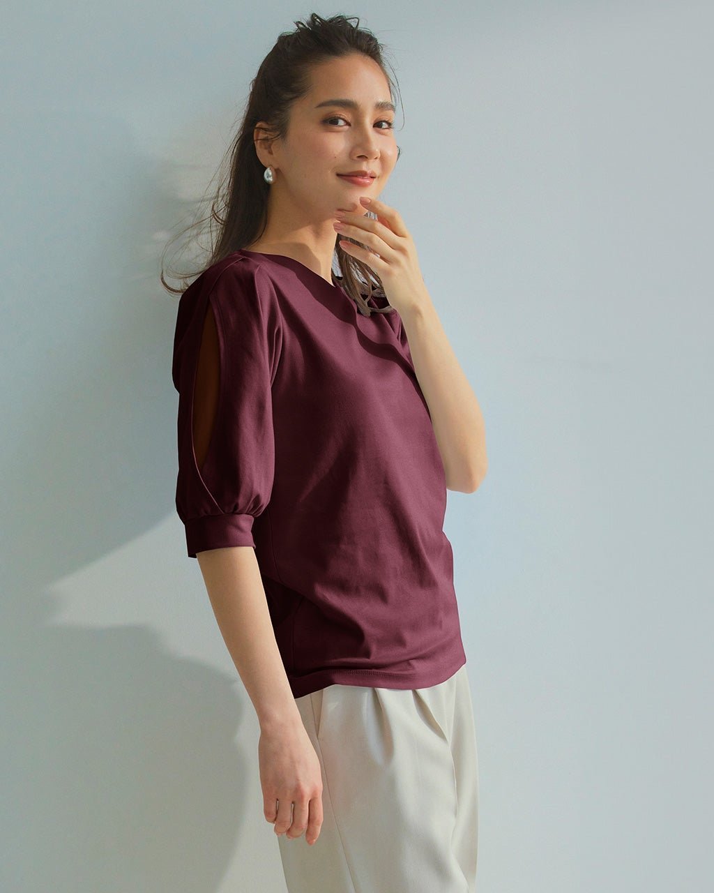 【ドゥクラッセ/DoCLASSE】のスリットシフォン・パフ袖トップス インテリア・キッズ・メンズ・レディースファッション・服の通販 founy(ファニー)  ファッション Fashion レディースファッション Fashion for Women トップス・カットソー Cut & Sew Tops シャツ・ブラウス・オフィスカジュアル Elegant Blouses & Button-Ups ロングTシャツ・Tシャツ Longline T-Shirts & Tees カットソー・ベーシックTシャツ Cut-and-Sewn Tops / Stretch Tees & Basics カットソー Cut and Sewn Top シフォン Chiffon, Lightweight Fabric スリット Slit, Slit Detail スリーブ Sleeve, Long Sleeve / Short Sleeve フェイス Face, Facial Design プレミアム Premium, High-End ボルドー|ID: prp329100004756935 ipo3291000000034411389