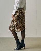 【ドゥクラッセ/DoCLASSE】のレオパードプリント・プリーツミディスカート 人気、トレンドファッション・服の通販 founy(ファニー) ファッション Fashion レディースファッション Fashion for Women スカート Skirts 新作・新入荷 New Arrivals / New In おすすめ Recommended / Our Picks シフォン Chiffon, Lightweight Fabric スタイリッシュ Stylish, Fashionable プリント Print, Printed Pattern プリーツ Pleats, Pleated ラバー Rubber, Rubber Sole ロング Long, Long-Length 無地 Plain, Solid Color |ID:prp329100004768478