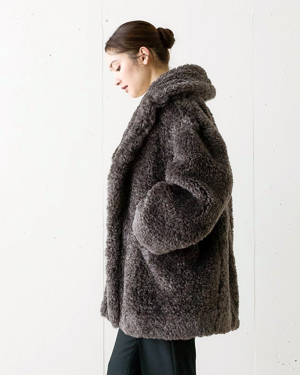 【ドゥクラッセ/DoCLASSE】のエコファー・ダブルブレストコート インテリア・キッズ・メンズ・レディースファッション・服の通販 founy(ファニー) 　ファッション　Fashion　レディースファッション　Fashion for Women　アウター　Coat / Outerwear Collection　コート・ロングコート・ピーコート　Long Coats, Peacoats & More　エレガント 上品　Elegant　ダブル　Double, Double-Breasted　バランス　Balance, Style Balance　モコモコ　Fuzzy, Fluffy　ラグジュアリー　Luxury, Elegant　冬　Winter / This Winter　定番　Standard, Basic Item　グレー|ID: prp329100004774645 ipo3291000000034606675