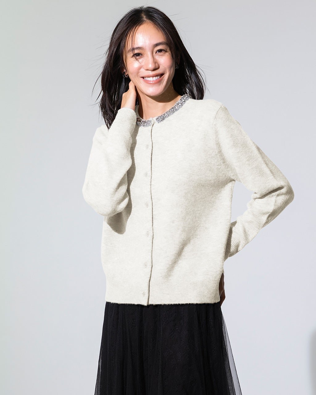 【ドゥクラッセ/DoCLASSE】のウール混・ネックビジューカーディガン インテリア・キッズ・メンズ・レディースファッション・服の通販 founy(ファニー) 　ファッション　Fashion　レディースファッション　Fashion for Women　トップス・カットソー　Cut & Sew Tops　カーディガン・羽織り　Layered Style Cardigans　新作・新入荷　New Arrivals / New In　アクセサリー　Fashion Accessories　カーディガン　Cardigan, Knitwear　クリスタル　Crystal, Swarovski　コンパクト　Compact, Small Size　ストーン　Stone, Gem-Like　トリミング　Trimming, Decorative Edge　バランス　Balance, Style Balance　ビジュー　Bijou, Jewel-like Accent　フラワー　Flower, Floral　ラグジュアリー　Luxury, Elegant　冬　Winter / This Winter　オフホワイト|ID: prp329100004780936 ipo3291000000034686407