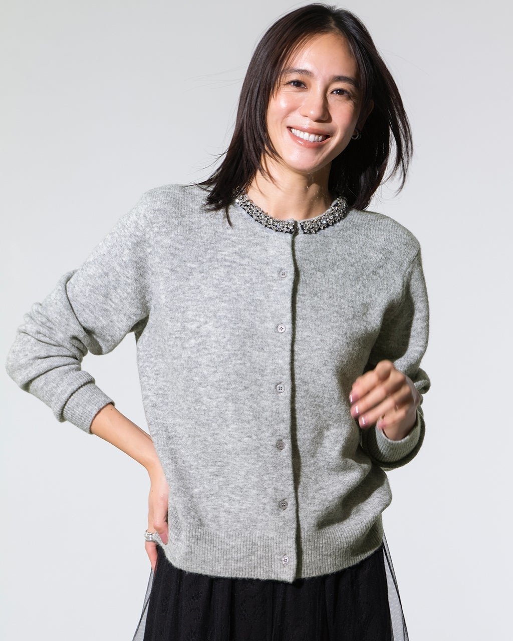 【ドゥクラッセ/DoCLASSE】のウール混・ネックビジューカーディガン インテリア・キッズ・メンズ・レディースファッション・服の通販 founy(ファニー) 　ファッション　Fashion　レディースファッション　Fashion for Women　トップス・カットソー　Cut & Sew Tops　カーディガン・羽織り　Layered Style Cardigans　新作・新入荷　New Arrivals / New In　アクセサリー　Fashion Accessories　カーディガン　Cardigan, Knitwear　クリスタル　Crystal, Swarovski　コンパクト　Compact, Small Size　ストーン　Stone, Gem-Like　トリミング　Trimming, Decorative Edge　バランス　Balance, Style Balance　ビジュー　Bijou, Jewel-like Accent　フラワー　Flower, Floral　ラグジュアリー　Luxury, Elegant　冬　Winter / This Winter　ライトグレー|ID: prp329100004780936 ipo3291000000034686408