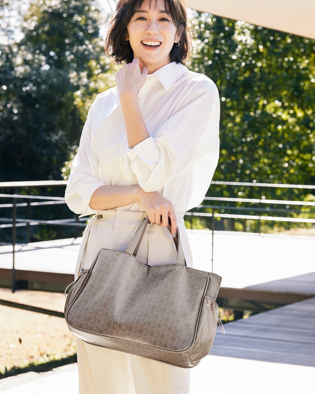 【ドゥクラッセ/DoCLASSE】のモノグラム柄・スクエアトートバッグ インテリア・キッズ・メンズ・レディースファッション・服の通販 founy(ファニー) 　ファッション　Fashion　レディースファッション　Fashion for Women　バッグ　Bags　レイングッズ・傘・晴雨兼用傘　Umbrellas & Rain Gear　日傘　Parasol, UV Umbrella　ブロンズ|ID: prp329100004789707 ipo3291000000034758827