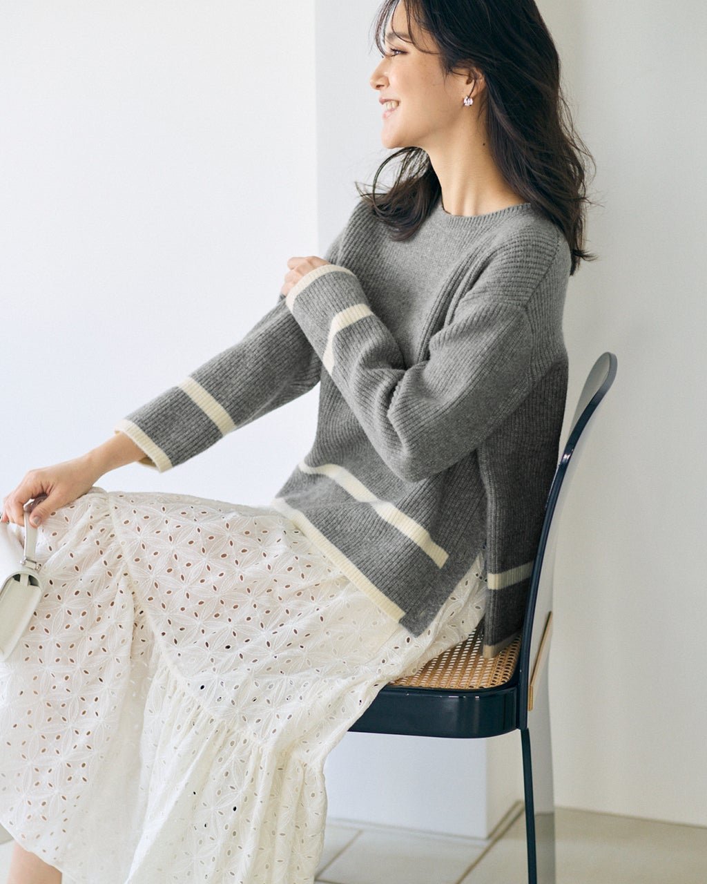 【ドゥクラッセ/DoCLASSE】の片畦編み・裾ボタンライン使いセーター インテリア・キッズ・メンズ・レディースファッション・服の通販 founy(ファニー) 　ファッション　Fashion　レディースファッション　Fashion for Women　トップス・カットソー　Cut & Sew Tops　ニット　Knit Tops & Sweaters　畦編みニット・テクスチャードトップス　Ribbed Knit Sweaters / Textured Knit Tops　シンプル　Simple, Minimal　スリット　Slit, Slit Detail　セーター　Sweater, Knitwear　ボーダー　Border, Stripe　畦　Ribbed Knit　グレー|ID: prp329100004808835 ipo3291000000034899709