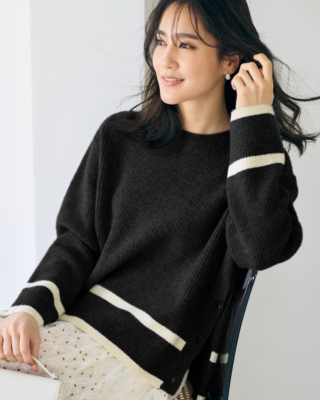 【ドゥクラッセ/DoCLASSE】の片畦編み・裾ボタンライン使いセーター インテリア・キッズ・メンズ・レディースファッション・服の通販 founy(ファニー) 　ファッション　Fashion　レディースファッション　Fashion for Women　トップス・カットソー　Cut & Sew Tops　ニット　Knit Tops & Sweaters　畦編みニット・テクスチャードトップス　Ribbed Knit Sweaters / Textured Knit Tops　シンプル　Simple, Minimal　スリット　Slit, Slit Detail　セーター　Sweater, Knitwear　ボーダー　Border, Stripe　畦　Ribbed Knit　ブラック|ID: prp329100004808835 ipo3291000000034899710