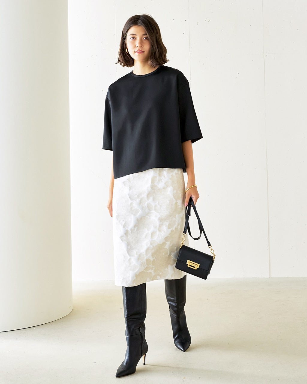 【ドゥクラッセ/DoCLASSE】のシャイニージャカード・ナロースカート 人気、トレンドファッション・服の通販 founy(ファニー) 　ファッション　Fashion　レディースファッション　Fashion for Women　スカート　Skirts　ジャカード／ジャガード　Jacquard, Woven Pattern　ジャケット　Jacket, Outerwear　スマート　Smart, Elegant　スリーブ　Sleeve, Long Sleeve / Short Sleeve　セットアップ　Set-Up, Coordinated Outfit　フォルム　Silhouette, Form　フラワー　Flower, Floral　プリント　Print, Printed Pattern　エレガント 上品　Elegant　無地　Plain, Solid Color　 other-1|ID: prp329100004812029 ipo3291000000034931818