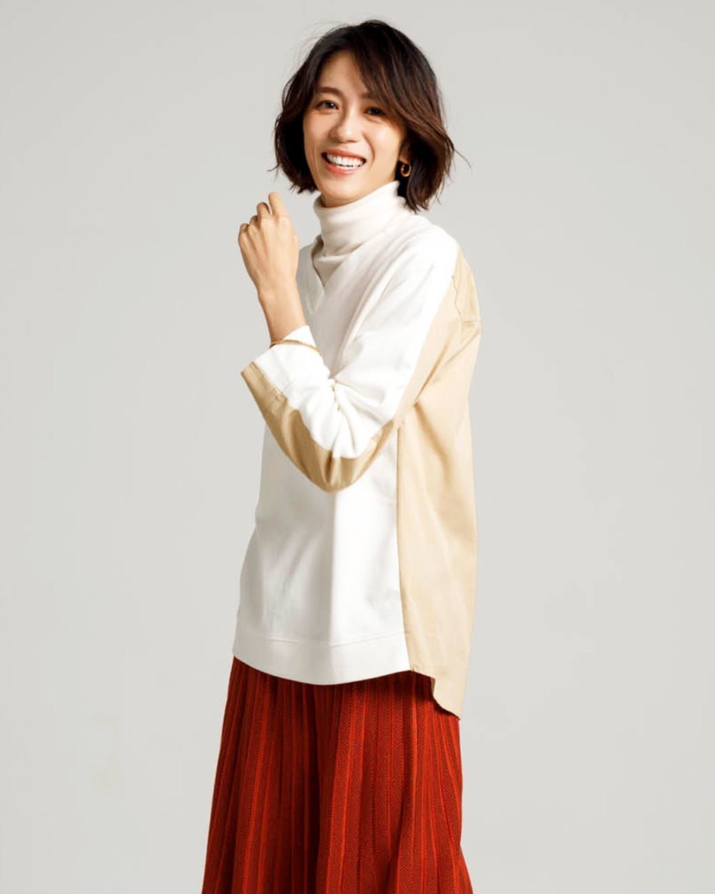 【ドゥクラッセ/DoCLASSE】の異素材コンビ・Vネックプルオーバー 人気、トレンドファッション・服の通販 founy(ファニー) 　ファッション　Fashion　レディースファッション　Fashion for Women　トップス・カットソー　Cut & Sew Tops　シャツ・ブラウス・オフィスカジュアル　Elegant Blouses & Button-Ups　カジュアルプルオーバー・ニットトップス　Pullovers & Knit Tops / Casual Pullovers　Vネックトップス　V-Neck Tops / V-Cut Neckline Shirts　コンビ　Combo, Combination Style　スウェット / スエット　Sweatshirt, Sweatwear　フロント　Front, Front Design　ロールアップ　Roll-Up, Cuffed Hem　 other-1|ID: prp329100004817332 ipo3291000000034993674