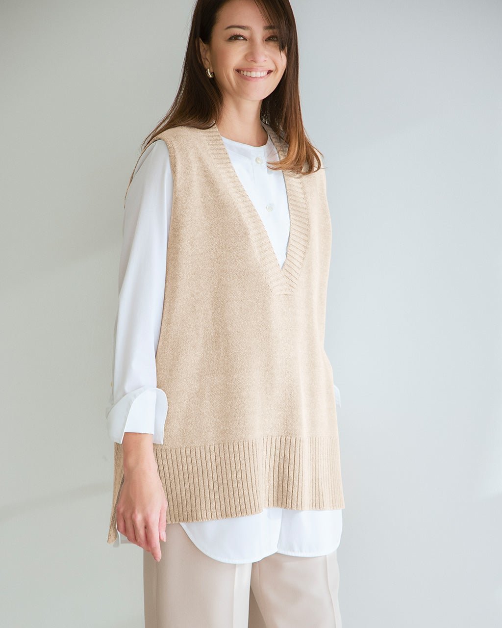 【ドゥクラッセ/DoCLASSE】の深Vネック・オーバーサイズニットベスト インテリア・キッズ・メンズ・レディースファッション・服の通販 founy(ファニー) 　ファッション　Fashion　レディースファッション　Fashion for Women　アウター　Coat / Outerwear Collection　トップス・カットソー　Cut & Sew Tops　ニット　Knit Tops & Sweaters　ベスト&ジレ / 重ね着スタイル　Vests & Gilets　Vネックトップス　V-Neck Tops / V-Cut Neckline Shirts　セーター　Sweater, Knitwear　バランス　Balance, Style Balance　ストーン|ID: prp329100004831274 ipo3291000000035175496