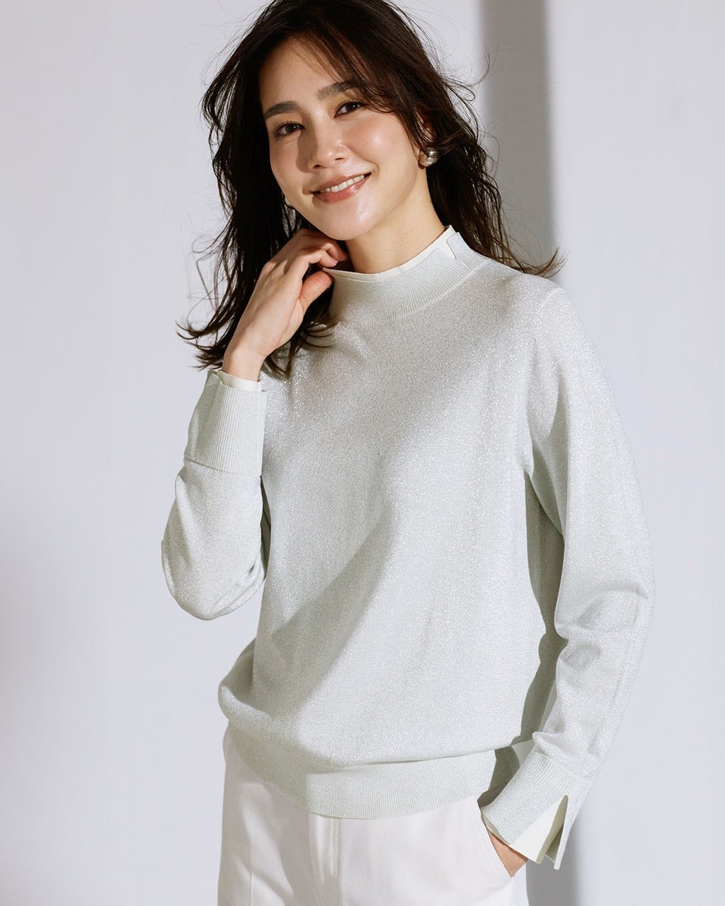 【ドゥクラッセ/DoCLASSE】のシルクフィール・レイヤード風ハイネック インテリア・キッズ・メンズ・レディースファッション・服の通販 founy(ファニー) 　ファッション　Fashion　レディースファッション　Fashion for Women　トップス・カットソー　Cut & Sew Tops　ニット　Knit Tops & Sweaters　なめらか　Smooth, Silky Texture　カフス　Cuff Design　セーター　Sweater, Knitwear　ハイネック　High Neck, Mock Neck　冬　Winter / This Winter　春　Spring　秋　Autumn　シルバー|ID: prp329100004834709 ipo3291000000035213745