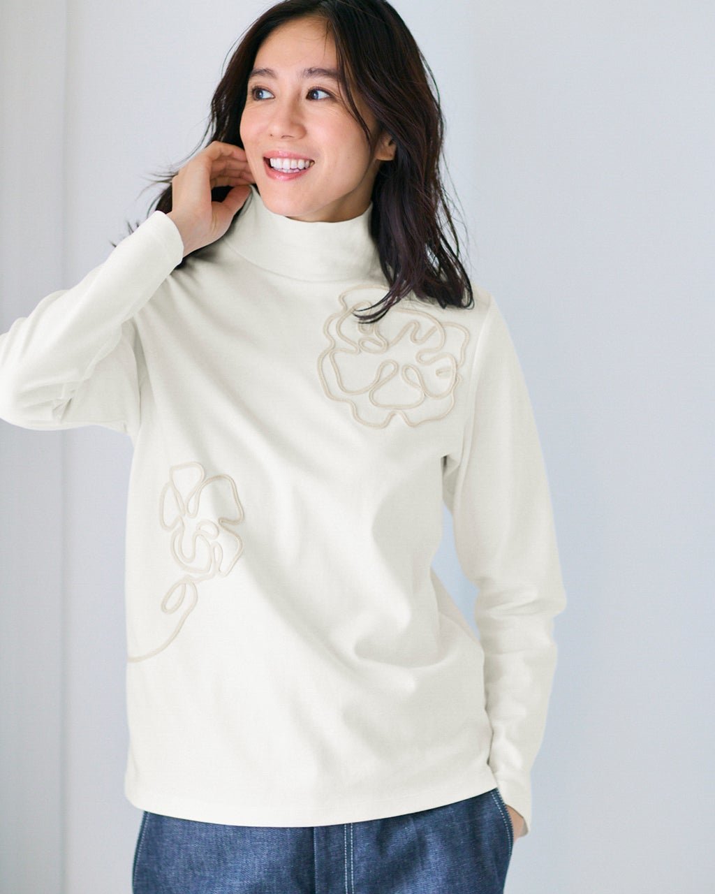 【ドゥクラッセ/DoCLASSE】の超長綿ハイネック/フラワーモチーフ インテリア・キッズ・メンズ・レディースファッション・服の通販 founy(ファニー) 　ファッション　Fashion　レディースファッション　Fashion for Women　トップス・カットソー　Cut & Sew Tops　シャツ・ブラウス・オフィスカジュアル　Elegant Blouses & Button-Ups　ロングTシャツ・Tシャツ　Longline T-Shirts & Tees　カットソー・ベーシックTシャツ　Cut-and-Sewn Tops / Stretch Tees & Basics　花柄・フラワープリント・モチーフ　Floral Prints & Motifs / Flower Pattern Tops　新作・新入荷　New Arrivals / New In　なめらか　Smooth, Silky Texture　インナー　Innerwear　カットソー　Cut and Sewn Top　シンプル　Simple, Minimal　チェック　Check, Plaid, Tartan　ハイネック　High Neck, Mock Neck　フラワー　Flower, Floral　モチーフ　Motif, Design Theme　オフホワイト|ID: prp329100004834727 ipo3291000000035213860