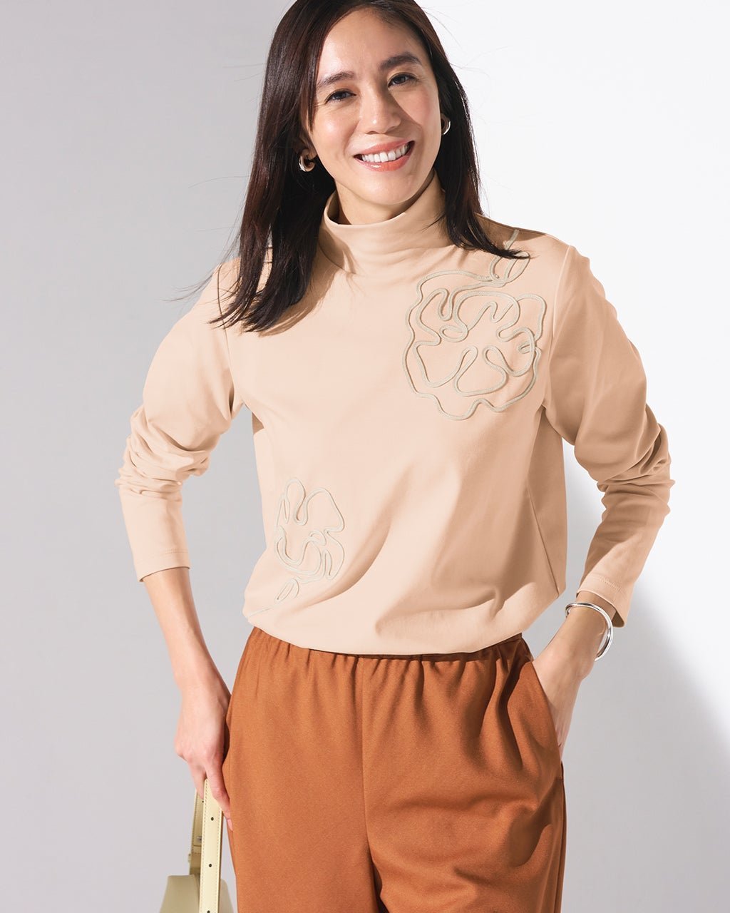 【ドゥクラッセ/DoCLASSE】の超長綿ハイネック/フラワーモチーフ インテリア・キッズ・メンズ・レディースファッション・服の通販 founy(ファニー) 　ファッション　Fashion　レディースファッション　Fashion for Women　トップス・カットソー　Cut & Sew Tops　シャツ・ブラウス・オフィスカジュアル　Elegant Blouses & Button-Ups　ロングTシャツ・Tシャツ　Longline T-Shirts & Tees　カットソー・ベーシックTシャツ　Cut-and-Sewn Tops / Stretch Tees & Basics　花柄・フラワープリント・モチーフ　Floral Prints & Motifs / Flower Pattern Tops　新作・新入荷　New Arrivals / New In　なめらか　Smooth, Silky Texture　インナー　Innerwear　カットソー　Cut and Sewn Top　シンプル　Simple, Minimal　チェック　Check, Plaid, Tartan　ハイネック　High Neck, Mock Neck　フラワー　Flower, Floral　モチーフ　Motif, Design Theme　ライトコーラル|ID: prp329100004834727 ipo3291000000035213861