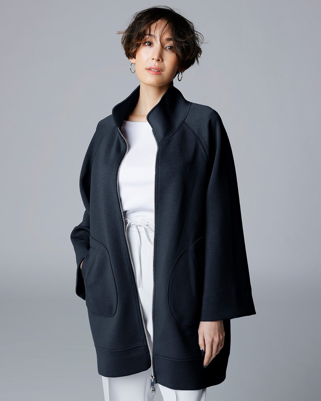 【ドゥクラッセ/DoCLASSE】の接結スウェット・ジップアップハーフコート インテリア・キッズ・メンズ・レディースファッション・服の通販 founy(ファニー) 　ファッション　Fashion　レディースファッション　Fashion for Women　アウター　Coat / Outerwear Collection　コート・ロングコート・ピーコート　Long Coats, Peacoats & More　スウェット / スエット　Sweatshirt, Sweatwear　スタンド　Stand Collar, Upright Stand　ハーフ　Half, Half-Length　モダン　Modern, Contemporary　ミッドナイトブルー|ID: prp329100004837056 ipo3291000000035249931