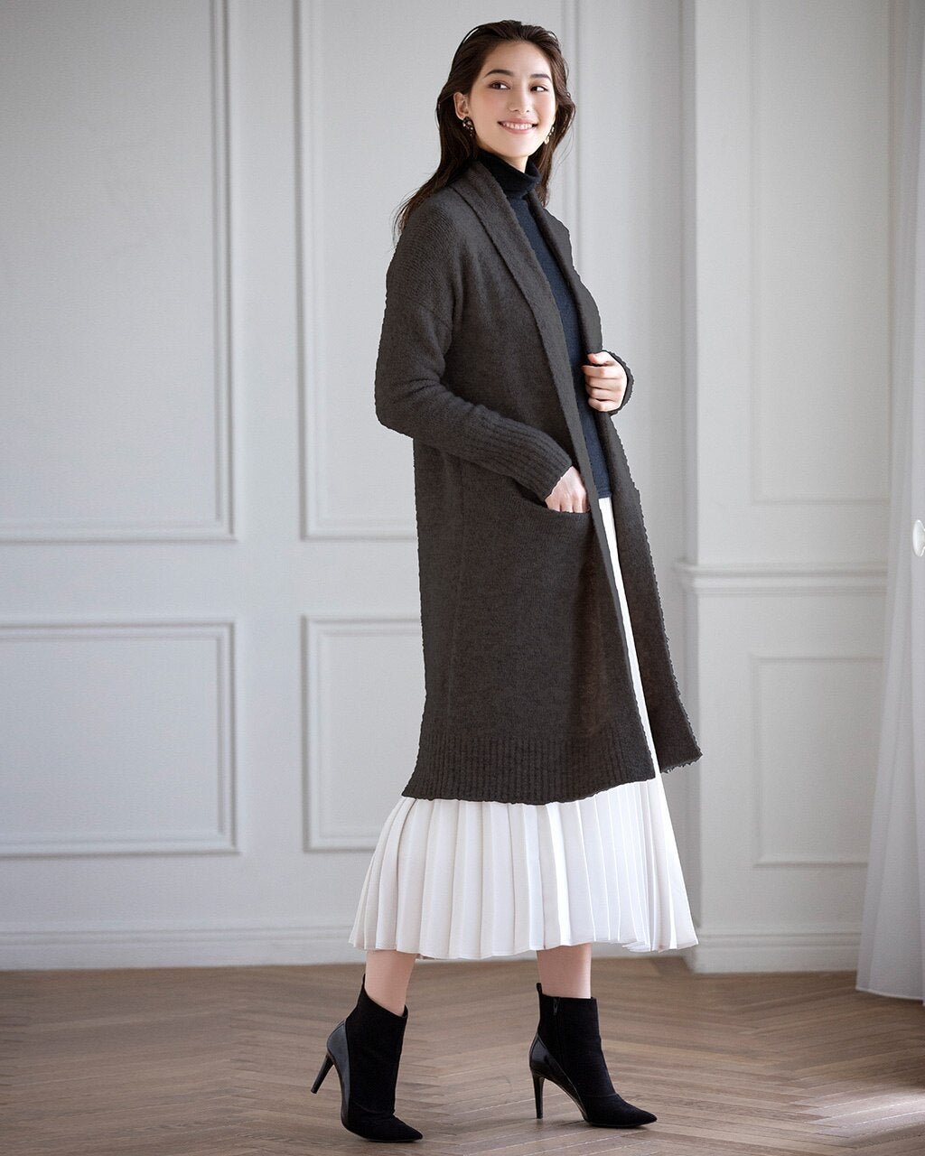 【ドゥクラッセ/DoCLASSE】のイタリア糸・アルパカ混ロングカーディガン インテリア・キッズ・メンズ・レディースファッション・服の通販 founy(ファニー) 　ファッション　Fashion　レディースファッション　Fashion for Women　トップス・カットソー　Cut & Sew Tops　カーディガン・羽織り　Layered Style Cardigans　イタリア　Italy　カーディガン　Cardigan, Knitwear　ショール　Shawl, Wrap　トレンド　Trend, Trending Now　プリーツ　Pleats, Pleated　ミドル　Middle Length, Mid Height　ラグジュアリー　Luxury, Elegant　ロング　Long, Long-Length　人気　Popular, Best Seller　チャコール|ID: prp329100004837064 ipo3291000000035249978