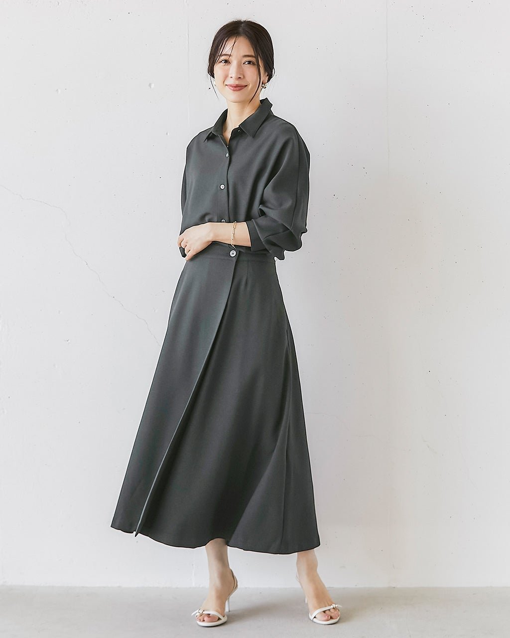 【ドゥクラッセ/DoCLASSE】のサキソニー・フレアシャツワンピース インテリア・キッズ・メンズ・レディースファッション・服の通販 founy(ファニー) 　ファッション　Fashion　レディースファッション　Fashion for Women　ワンピース　Dresses　シャツワンピース / 1枚で着映えコーデ　Shirt Dresses　ブラウジング　Blouson Silhouette, Cinched Waist　人気　Popular, Best Seller　チャコール|ID: prp329100004839741 ipo3291000000035619375