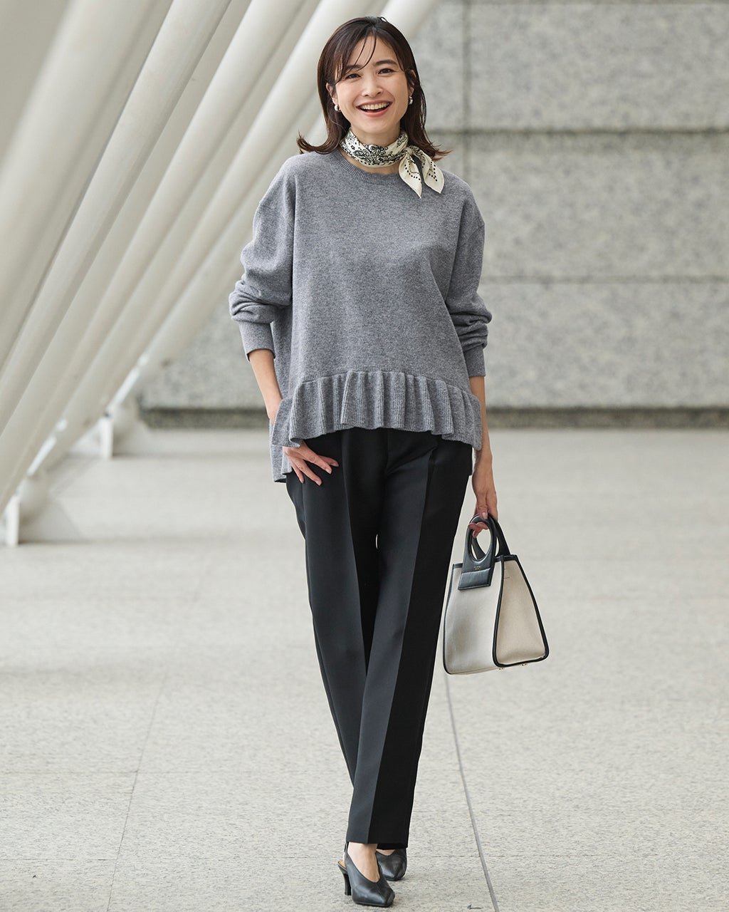 【ドゥクラッセ/DoCLASSE】のプレーティングニット・裾フリルプルオーバー インテリア・キッズ・メンズ・レディースファッション・服の通販 founy(ファニー) 　ファッション　Fashion　レディースファッション　Fashion for Women　トップス・カットソー　Cut & Sew Tops　ニット　Knit Tops & Sweaters　カジュアルプルオーバー・ニットトップス　Pullovers & Knit Tops / Casual Pullovers　おすすめ　Recommended / Our Picks　シンプル　Simple, Minimal　チュニック　Tunic, Long Top　フェミニン　Feminine, Girly　フリル　Frill, Ruffle　グレー|ID: prp329100004847608 ipo3291000000036273954