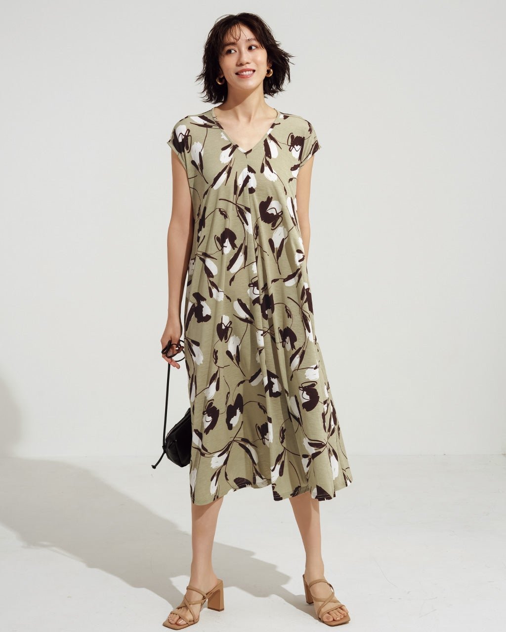 【ドゥクラッセ/DoCLASSE】のUVスラブ・フレアワンピース/柄普通丈 インテリア・キッズ・メンズ・レディースファッション・服の通販 founy(ファニー) 　ファッション　Fashion　レディースファッション　Fashion for Women　ワンピース　Dresses　スマート　Smart, Elegant　フレア　Flare, Flared　フロント　Front, Front Design　プリント　Print, Printed Pattern　夏　Summer　旅行　Travel　無地　Plain, Solid Color　グレーベージュパターン|ID: prp329100004847612 ipo3291000000035408490