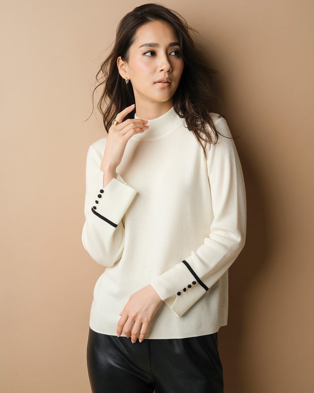 【ドゥクラッセ/DoCLASSE】の総針ニット・エッセンシャルハイネック インテリア・キッズ・メンズ・レディースファッション・服の通販 founy(ファニー) 　ファッション　Fashion　レディースファッション　Fashion for Women　トップス・カットソー　Cut & Sew Tops　ニット　Knit Tops & Sweaters　オレンジ　Orange　シンプル　Simple, Minimal　ジャケット　Jacket, Outerwear　スリット　Slit, Slit Detail　セーター　Sweater, Knitwear　雑誌　Magazine, Fashion Magazine　なめらか　Smooth, Silky Texture　ハイネック　High Neck, Mock Neck　パターン　Pattern, Design Print　オフホワイト|ID: prp329100004848050 ipo3291000000035431289