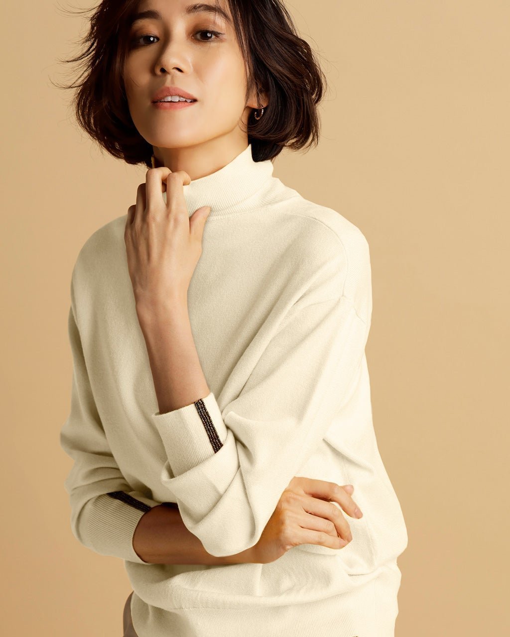 【ドゥクラッセ/DoCLASSE】のビーズデザインカフス・タートルニット インテリア・キッズ・メンズ・レディースファッション・服の通販 founy(ファニー) 　ファッション　Fashion　レディースファッション　Fashion for Women　トップス・カットソー　Cut & Sew Tops　ニット　Knit Tops & Sweaters　セーター　Sweater, Knitwear　タートルネック　Turtleneck, High Neck　オフホワイト|ID: prp329100004848203 ipo3291000000035432710