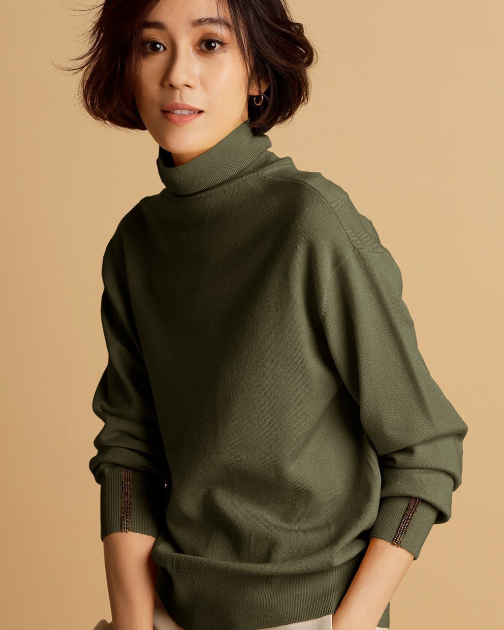 【ドゥクラッセ/DoCLASSE】のビーズデザインカフス・タートルニット インテリア・キッズ・メンズ・レディースファッション・服の通販 founy(ファニー) 　ファッション　Fashion　レディースファッション　Fashion for Women　トップス・カットソー　Cut & Sew Tops　ニット　Knit Tops & Sweaters　セーター　Sweater, Knitwear　タートルネック　Turtleneck, High Neck　カーキ|ID: prp329100004848203 ipo3291000000035432712