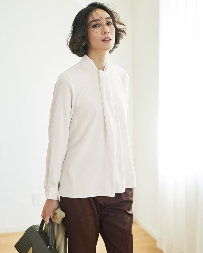 【ドゥクラッセ/DoCLASSE】のバックサテン・ボウタイ風タックブラウス インテリア・キッズ・メンズ・レディースファッション・服の通販 founy(ファニー) https://founy.com/ ファッション Fashion レディースファッション Fashion for Women トップス・カットソー Cut & Sew Tops シャツ・ブラウス・オフィスカジュアル Elegant Blouses & Button-Ups バッグ Bags エレガント 上品 Elegant サテン Satin, Glossy Fabric スタンド Stand Collar, Upright Stand スマート Smart, Elegant センター Center, Center Line |ID: prp329100004856955 ipo3291000000035832970