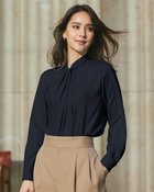 【ドゥクラッセ/DoCLASSE】のバックサテン・ボウタイ風タックブラウス ミッドナイトブルー|ID: prp329100004856955 ipo3291000000035832980