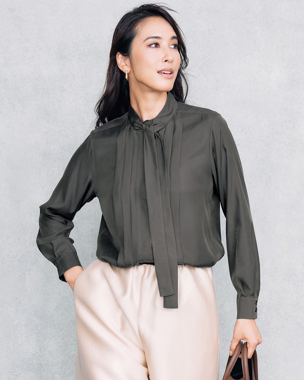 【ドゥクラッセ/DoCLASSE】のキュプラ混シャンブレー・ボウタイブラウス インテリア・キッズ・メンズ・レディースファッション・服の通販 founy(ファニー) ファッション Fashion レディースファッション Fashion for Women トップス・カットソー Cut & Sew Tops シャツ・ブラウス・オフィスカジュアル Elegant Blouses & Button-Ups とろみ Fluid, Flowy Fabric キュプラ Cupro, Eco Fabric チャコール|ID: prp329100004858264 ipo3291000000035894962