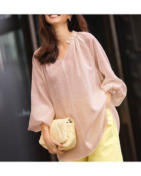 【ドゥクラッセ/DoCLASSE】のシアーエンボス・ギャザーブラウス 人気、トレンドファッション・服の通販 founy(ファニー) ファッション Fashion レディースファッション Fashion for Women トップス・カットソー Cut & Sew Tops シャツ・ブラウス・オフィスカジュアル Elegant Blouses & Button-Ups ギャザー Gathered, Ruffled シアー Sheer, See-Through |ID:prp329100004871413