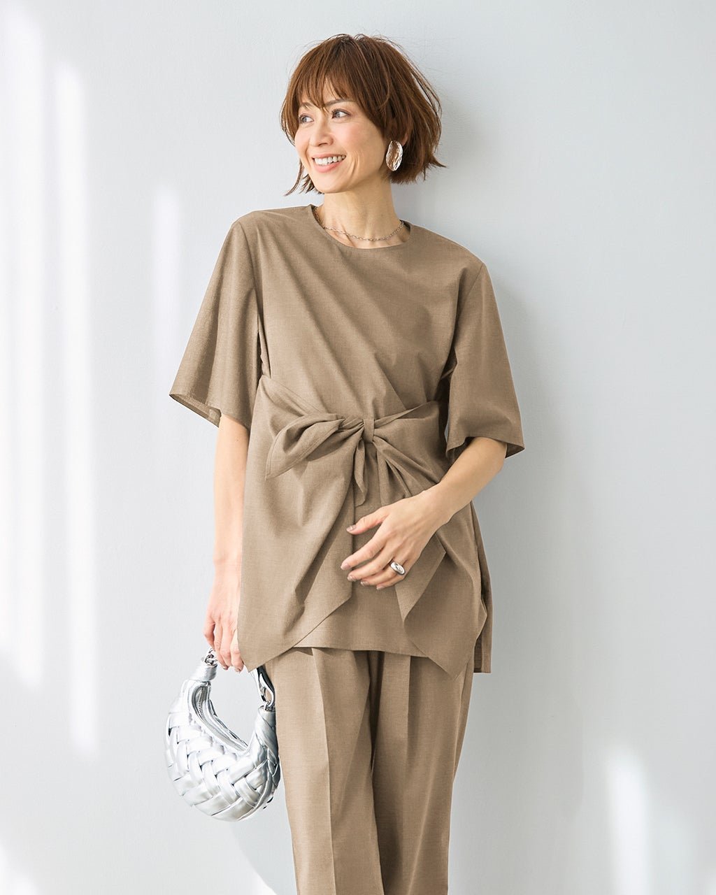 【ドゥクラッセ/DoCLASSE】のストレッチビスコース・リボンTブラウス インテリア・キッズ・メンズ・レディースファッション・服の通販 founy(ファニー) 　ファッション　Fashion　レディースファッション　Fashion for Women　トップス・カットソー　Cut & Sew Tops　シャツ・ブラウス・オフィスカジュアル　Elegant Blouses & Button-Ups　新作・新入荷　New Arrivals / New In　シンプル　Simple, Minimal　ストレッチ　Stretch, Stretchy Fabric　リボン　Ribbon, Bow　定番　Standard, Basic Item　ベージュ|ID: prp329100004871441 ipo3291000000036315823