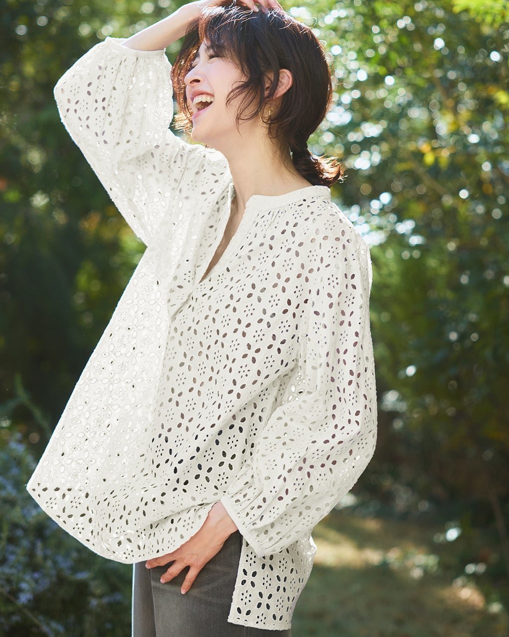 【ドゥクラッセ/DoCLASSE】のカットワークレース・キーネックブラウス インテリア・キッズ・メンズ・レディースファッション・服の通販 founy(ファニー) 　ファッション　Fashion　レディースファッション　Fashion for Women　トップス・カットソー　Cut & Sew Tops　シャツ・ブラウス・オフィスカジュアル　Elegant Blouses & Button-Ups　新作・新入荷　New Arrivals / New In　ギャザー　Gathered, Ruffled　センター　Center, Center Line　チュニック　Tunic, Long Top　ワーク　Workwear, Utility Style　エレガント 上品　Elegant　夏　Summer　ホワイト|ID: prp329100004871456 ipo3291000000036316040