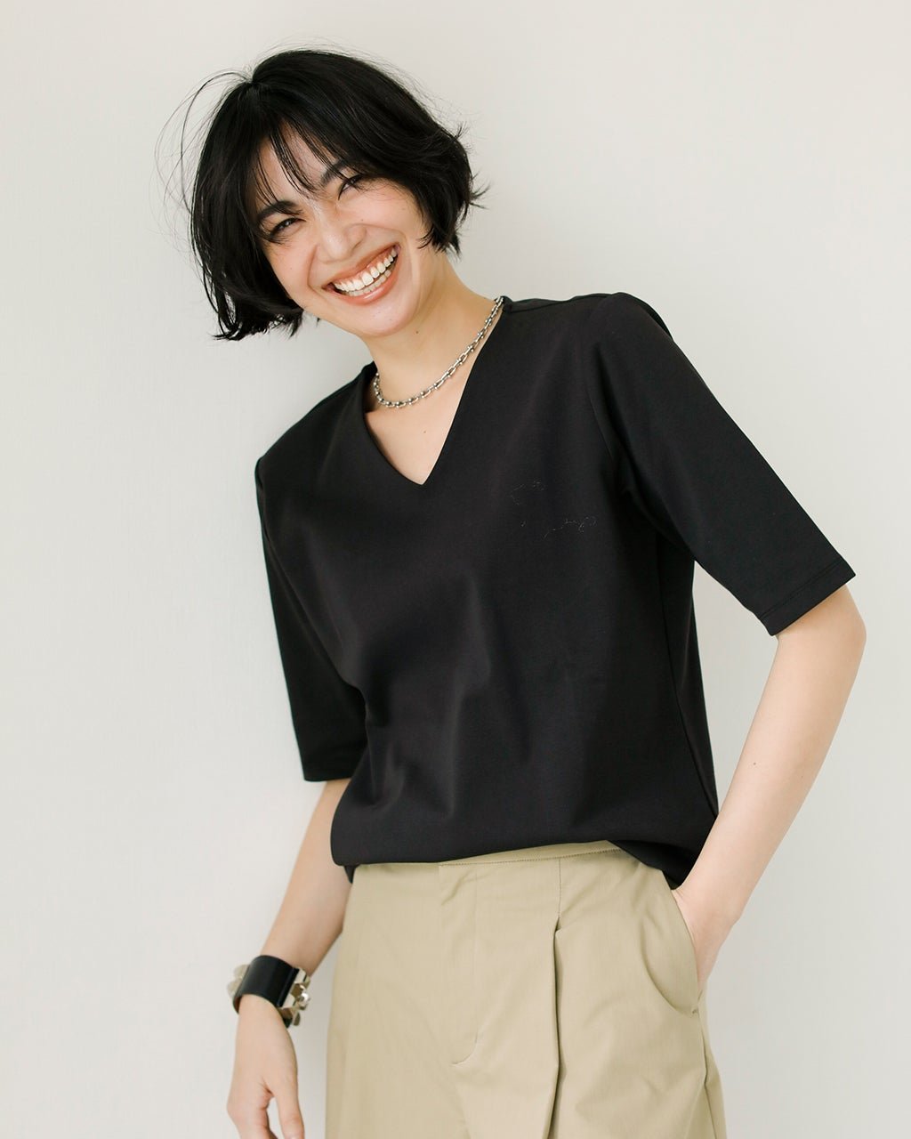 【ドゥクラッセ/DoCLASSE】のVネック/5分袖・ドゥクラッセTシャツ インテリア・キッズ・メンズ・レディースファッション・服の通販 founy(ファニー) 　ファッション　Fashion　レディースファッション　Fashion for Women　トップス・カットソー　Cut & Sew Tops　シャツ・ブラウス・オフィスカジュアル　Elegant Blouses & Button-Ups　ロングTシャツ・Tシャツ　Longline T-Shirts & Tees　カットソー・ベーシックTシャツ　Cut-and-Sewn Tops / Stretch Tees & Basics　Vネックトップス　V-Neck Tops / V-Cut Neckline Shirts　インナー　Innerwear　カットソー　Cut and Sewn Top　クール　Cool, Chic　ショルダー　Shoulder, Shoulder Strap　シンプル　Simple, Minimal　ジャケット　Jacket, Outerwear　デニム　Denim, Jeans Material　定番　Standard, Basic Item　なめらか　Smooth, Silky Texture　人気　Popular, Best Seller　パール　Pearl, Pearl Accent　ベーシック　Basic, Essential　半袖　Short Sleeve, Half Sleeve　新作・新入荷　New Arrivals / New In　おすすめ　Recommended / Our Picks　ビジネス 仕事 通勤　Business / Work / Commuting　ブラック|ID: prp329100004877056 ipo3291000000036379117