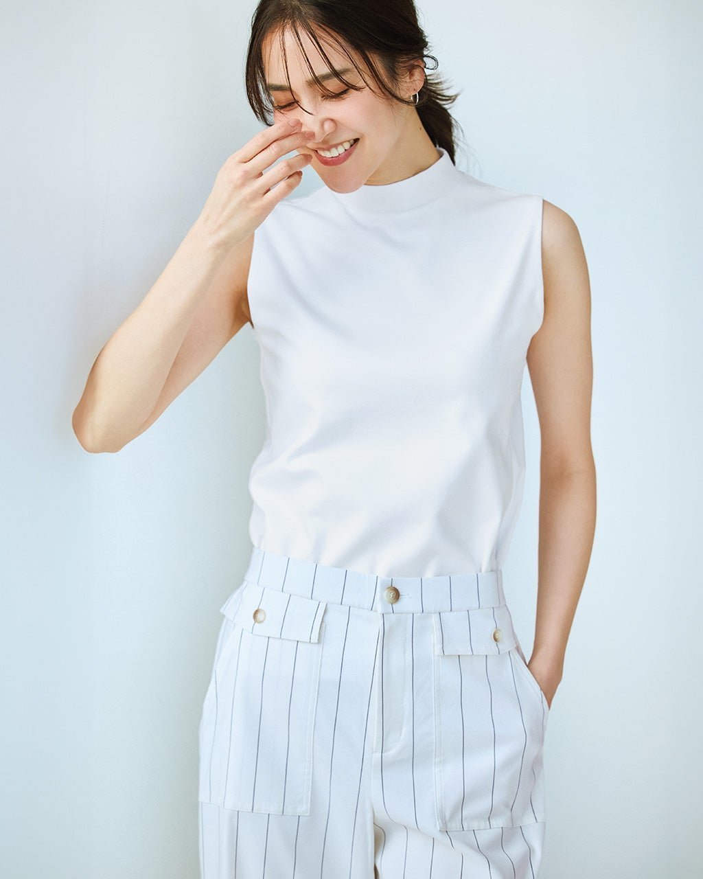 【ドゥクラッセ/DoCLASSE】のハイネック/ノースリーブ・ドゥクラッセTシャツ インテリア・キッズ・メンズ・レディースファッション・服の通販 founy(ファニー) ファッション Fashion レディースファッション Fashion for Women トップス・カットソー Cut & Sew Tops キャミソール&ノースリーブ Camisoles & Sleeveless Tops シャツ・ブラウス・オフィスカジュアル Elegant Blouses & Button-Ups ロングTシャツ・Tシャツ Longline T-Shirts & Tees カットソー・ベーシックTシャツ Cut-and-Sewn Tops / Stretch Tees & Basics インナー Innerwear カットソー Cut and Sewn Top シンプル Simple, Minimal ジャケット Jacket, Outerwear デニム Denim, Jeans Material 定番 Standard, Basic Item なめらか Smooth, Silky Texture ノースリーブ Sleeveless, No-Sleeve 人気 Popular, Best Seller ハイネック High Neck, Mock Neck パール Pearl, Pearl Accent ベーシック Basic, Essential 半袖 Short Sleeve, Half Sleeve 新作・新入荷 New Arrivals / New In おすすめ Recommended / Our Picks 夏 Summer ビジネス 仕事 通勤 Business / Work / Commuting ホワイト|ID: prp329100004877057 ipo3291000000036379126