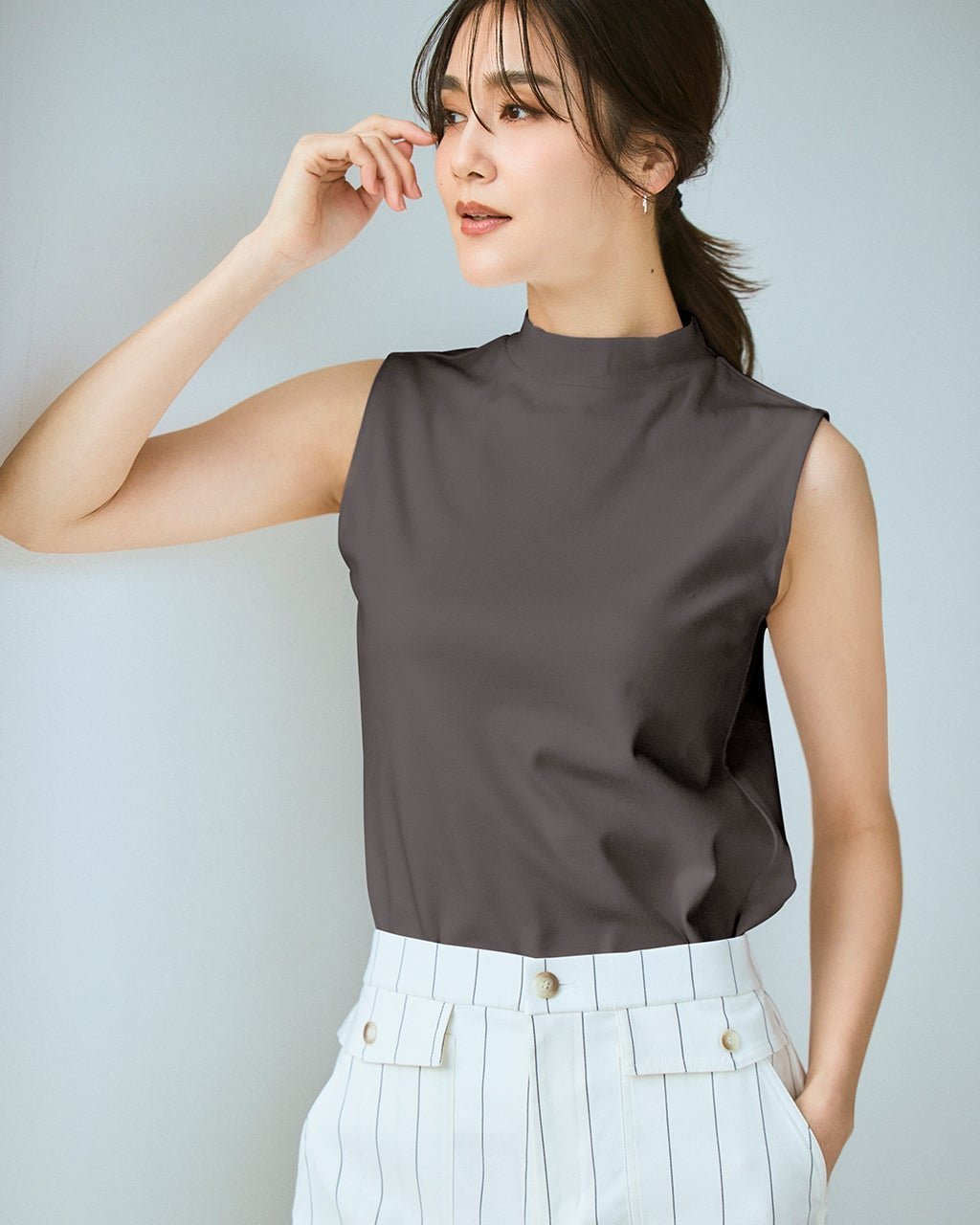 【ドゥクラッセ/DoCLASSE】のハイネック/ノースリーブ・ドゥクラッセTシャツ インテリア・キッズ・メンズ・レディースファッション・服の通販 founy(ファニー) ファッション Fashion レディースファッション Fashion for Women トップス・カットソー Cut & Sew Tops キャミソール&ノースリーブ Camisoles & Sleeveless Tops シャツ・ブラウス・オフィスカジュアル Elegant Blouses & Button-Ups ロングTシャツ・Tシャツ Longline T-Shirts & Tees カットソー・ベーシックTシャツ Cut-and-Sewn Tops / Stretch Tees & Basics インナー Innerwear カットソー Cut and Sewn Top シンプル Simple, Minimal ジャケット Jacket, Outerwear デニム Denim, Jeans Material 定番 Standard, Basic Item なめらか Smooth, Silky Texture ノースリーブ Sleeveless, No-Sleeve 人気 Popular, Best Seller ハイネック High Neck, Mock Neck パール Pearl, Pearl Accent ベーシック Basic, Essential 半袖 Short Sleeve, Half Sleeve 新作・新入荷 New Arrivals / New In おすすめ Recommended / Our Picks 夏 Summer ビジネス 仕事 通勤 Business / Work / Commuting チャコール|ID: prp329100004877057 ipo3291000000036379128