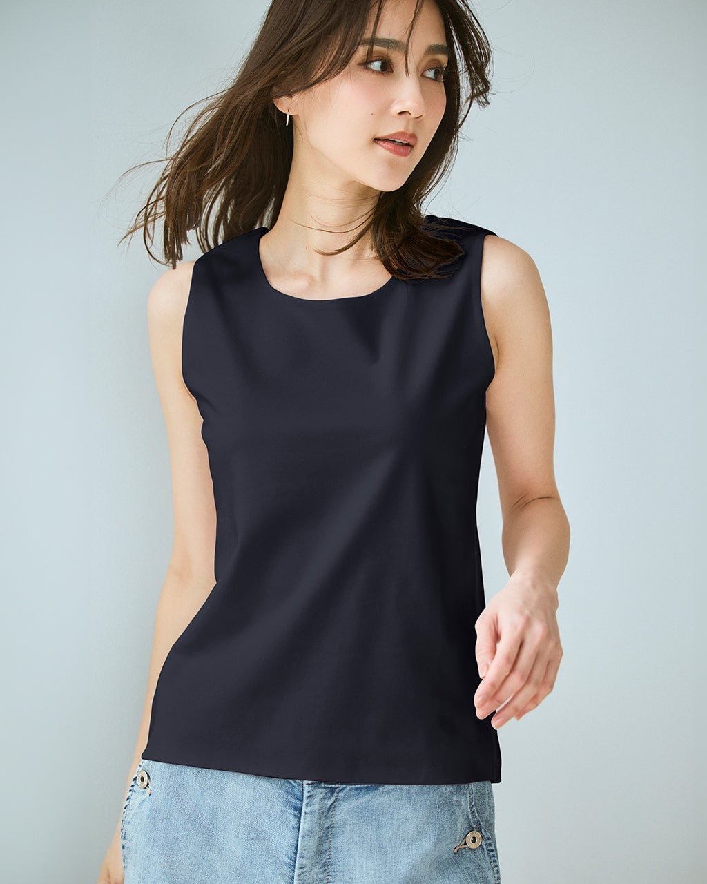 【ドゥクラッセ/DoCLASSE】のクルーネック/ノースリーブ・ドゥクラッセTシャツ インテリア・キッズ・メンズ・レディースファッション・服の通販 founy(ファニー) 　ファッション　Fashion　レディースファッション　Fashion for Women　トップス・カットソー　Cut & Sew Tops　キャミソール&ノースリーブ　Camisoles & Sleeveless Tops　シャツ・ブラウス・オフィスカジュアル　Elegant Blouses & Button-Ups　ロングTシャツ・Tシャツ　Longline T-Shirts & Tees　カットソー・ベーシックTシャツ　Cut-and-Sewn Tops / Stretch Tees & Basics　新作・新入荷　New Arrivals / New In　インナー　Innerwear　カットソー　Cut and Sewn Top　シンプル　Simple, Minimal　ジャケット　Jacket, Outerwear　ノースリーブ　Sleeveless, No-Sleeve　人気　Popular, Best Seller　ミッドナイトブルー|ID: prp329100004878280 ipo3291000000036392265