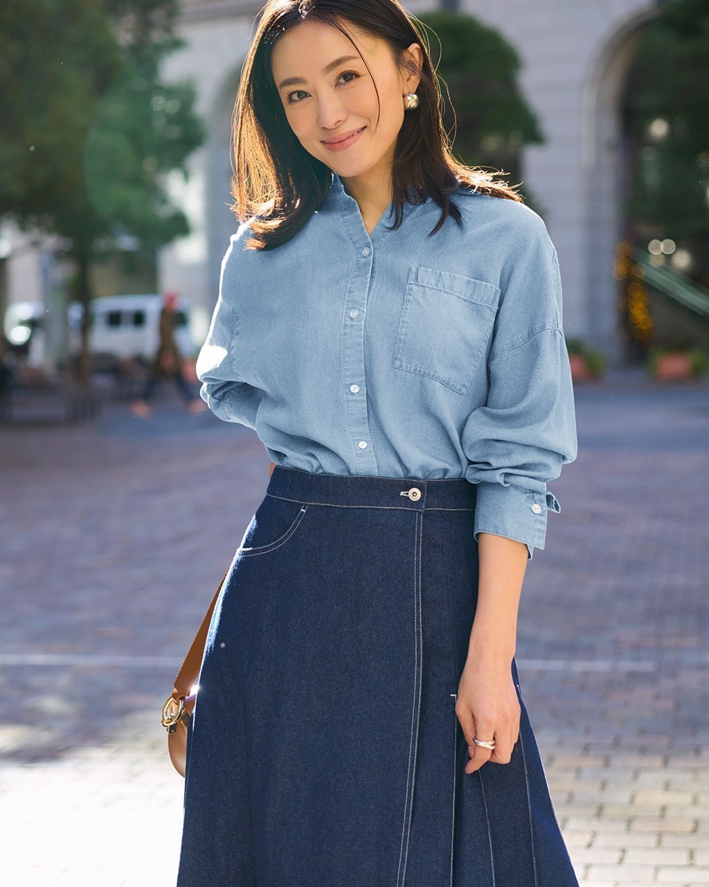 【ドゥクラッセ/DoCLASSE】のドレーピーデニム・オーバーシャツ インテリア・キッズ・メンズ・レディースファッション・服の通販 founy(ファニー) 　ファッション　Fashion　レディースファッション　Fashion for Women　トップス・カットソー　Cut & Sew Tops　シャツ・ブラウス・オフィスカジュアル　Elegant Blouses & Button-Ups　新作・新入荷　New Arrivals / New In　とろみ　Fluid, Flowy Fabric　デニム　Denim, Jeans Material　ロング　Long, Long-Length　羽織　Haori, Light Jacket　ライトインディゴ|ID: prp329100004880716 ipo3291000000036428413