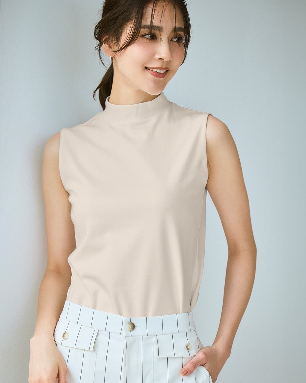 【ドゥクラッセ/DoCLASSE】のハイネック/ノースリーブ・ドゥクラッセTシャツ インテリア・キッズ・メンズ・レディースファッション・服の通販 founy(ファニー) 　ファッション　Fashion　レディースファッション　Fashion for Women　トップス・カットソー　Cut & Sew Tops　キャミソール&ノースリーブ　Camisoles & Sleeveless Tops　シャツ・ブラウス・オフィスカジュアル　Elegant Blouses & Button-Ups　ロングTシャツ・Tシャツ　Longline T-Shirts & Tees　カットソー・ベーシックTシャツ　Cut-and-Sewn Tops / Stretch Tees & Basics　インナー　Innerwear　カットソー　Cut and Sewn Top　ショルダー　Shoulder, Shoulder Strap　シンプル　Simple, Minimal　ジャケット　Jacket, Outerwear　デニム　Denim, Jeans Material　定番　Standard, Basic Item　なめらか　Smooth, Silky Texture　ノースリーブ　Sleeveless, No-Sleeve　人気　Popular, Best Seller　ハイネック　High Neck, Mock Neck　パール　Pearl, Pearl Accent　ベーシック　Basic, Essential　半袖　Short Sleeve, Half Sleeve　新作・新入荷　New Arrivals / New In　おすすめ　Recommended / Our Picks　夏　Summer　ビジネス 仕事 通勤　Business / Work / Commuting　ライトグレー|ID: prp329100004919773 ipo3291000000036910614