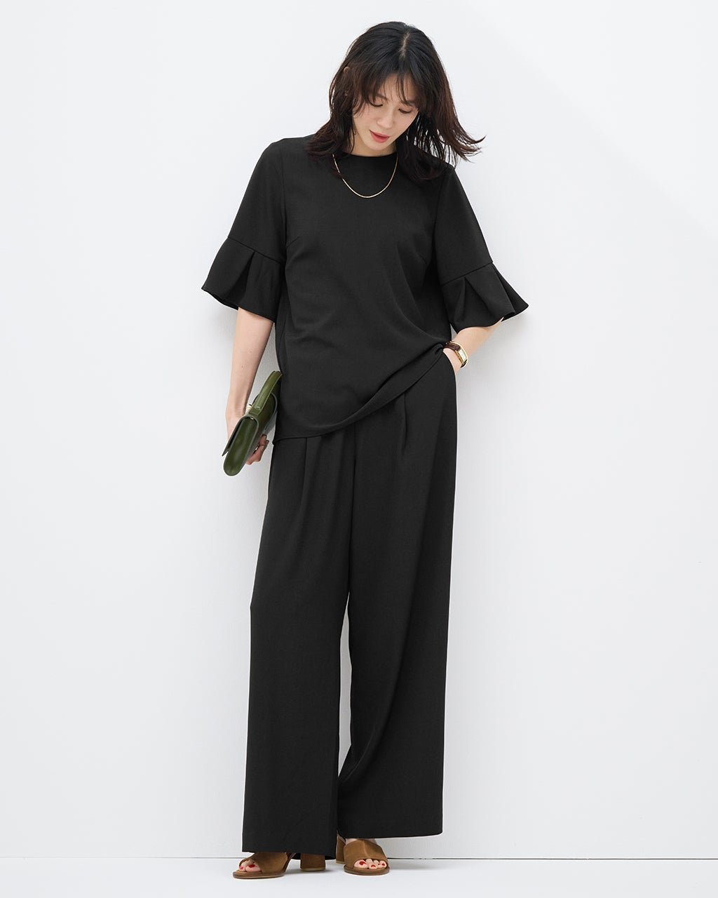 【ドゥクラッセ/DoCLASSE】のSARARI Air・ワイドパンツ インテリア・キッズ・メンズ・レディースファッション・服の通販 founy(ファニー) 　ファッション　Fashion　レディースファッション　Fashion for Women　セットアップ　Matching Sets　レディースパンツ・ボトムス　Pants & Trousers / Bottoms　セットアップ　Set-Up, Coordinated Outfit　ドレープ　Drape, Draping Fabric　フロント　Front, Front Design　ワイド　Wide, Wide Fit　新作・新入荷　New Arrivals / New In　夏　Summer　ビジネス 仕事 通勤　Business / Work / Commuting　ブラック|ID: prp329100004919779 ipo3291000000036910651