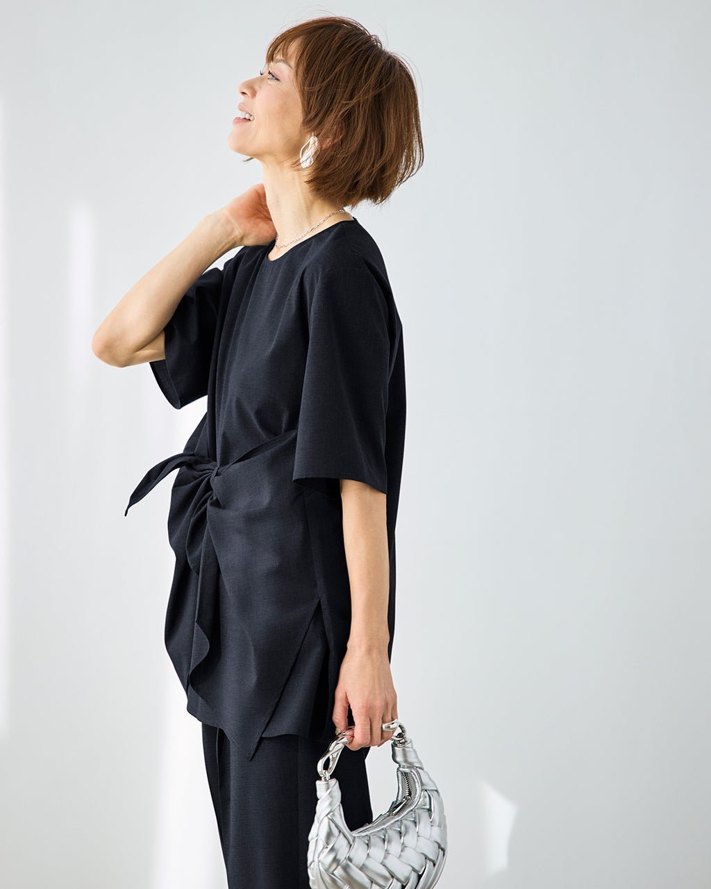 【ドゥクラッセ/DoCLASSE】のストレッチビスコース・リボンTブラウス インテリア・キッズ・メンズ・レディースファッション・服の通販 founy(ファニー) 　ファッション　Fashion　レディースファッション　Fashion for Women　トップス・カットソー　Cut & Sew Tops　シャツ・ブラウス・オフィスカジュアル　Elegant Blouses & Button-Ups　新作・新入荷　New Arrivals / New In　とろみ　Fluid, Flowy Fabric　なめらか　Smooth, Silky Texture　サマー　Summer, Summer Style　ストレッチ　Stretch, Stretchy Fabric　スマート　Smart, Elegant　セットアップ　Set-Up, Coordinated Outfit　ドレープ　Drape, Draping Fabric　フォルム　Silhouette, Form　リボン　Ribbon, Bow　半袖　Short Sleeve, Half Sleeve　夏　Summer　春　Spring　S/S・春夏　SS, Spring/Summer, Warm Season　ダークネイビー|ID: prp329100004919786 ipo3291000000036910693