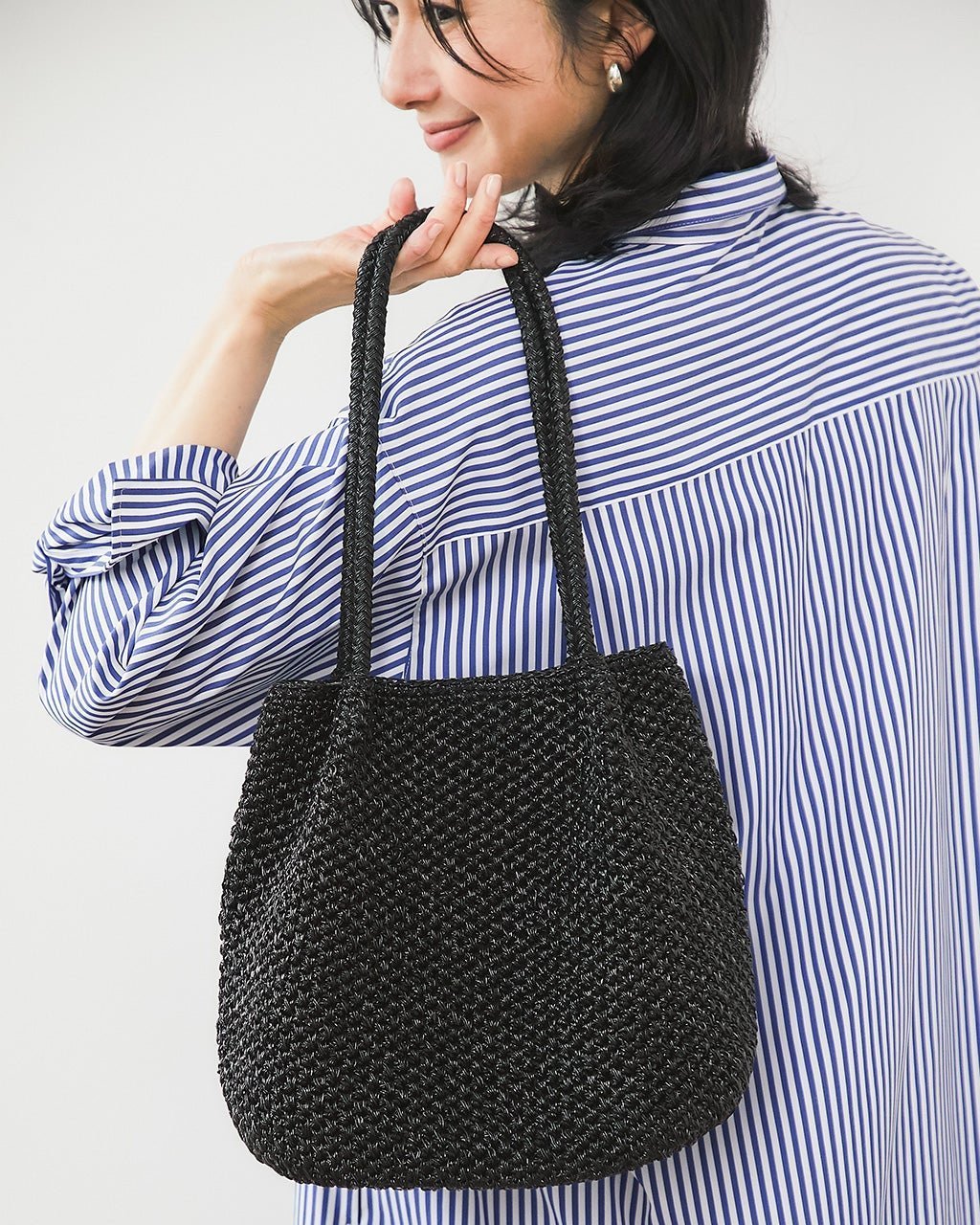 【ドゥクラッセ/DoCLASSE】のシャイニーバスケット・トートバッグM インテリア・キッズ・メンズ・レディースファッション・服の通販 founy(ファニー) 　ファッション　Fashion　レディースファッション　Fashion for Women　バッグ　Bags　レイングッズ・傘・晴雨兼用傘　Umbrellas & Rain Gear　新作・新入荷　New Arrivals / New In　スーツケース キャリーケース　Suitcase / Carry Case　フォルム　Silhouette, Form　ポケット　Pocket, Pocket Detail　ミックス　Mix, Mixed Style　メタリック　Metallic, Shiny Finish　人気　Popular, Best Seller　旅行　Travel　日傘　Parasol, UV Umbrella　ブラック|ID: prp329100004919790 ipo3291000000036910726