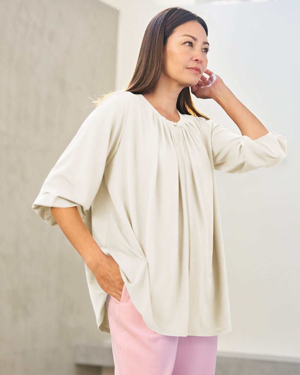 【ドゥクラッセ/DoCLASSE】のUVスラブ・パフ袖ギャザートップス インテリア・キッズ・メンズ・レディースファッション・服の通販 founy(ファニー) 　ファッション　Fashion　レディースファッション　Fashion for Women　トップス・カットソー　Cut & Sew Tops　シャツ・ブラウス・オフィスカジュアル　Elegant Blouses & Button-Ups　ロングTシャツ・Tシャツ　Longline T-Shirts & Tees　カットソー・ベーシックTシャツ　Cut-and-Sewn Tops / Stretch Tees & Basics　新作・新入荷　New Arrivals / New In　カットソー　Cut and Sewn Top　ギャザー　Gathered, Ruffled　人気　Popular, Best Seller　オフホワイト|ID: prp329100004919796 ipo3291000000036910755