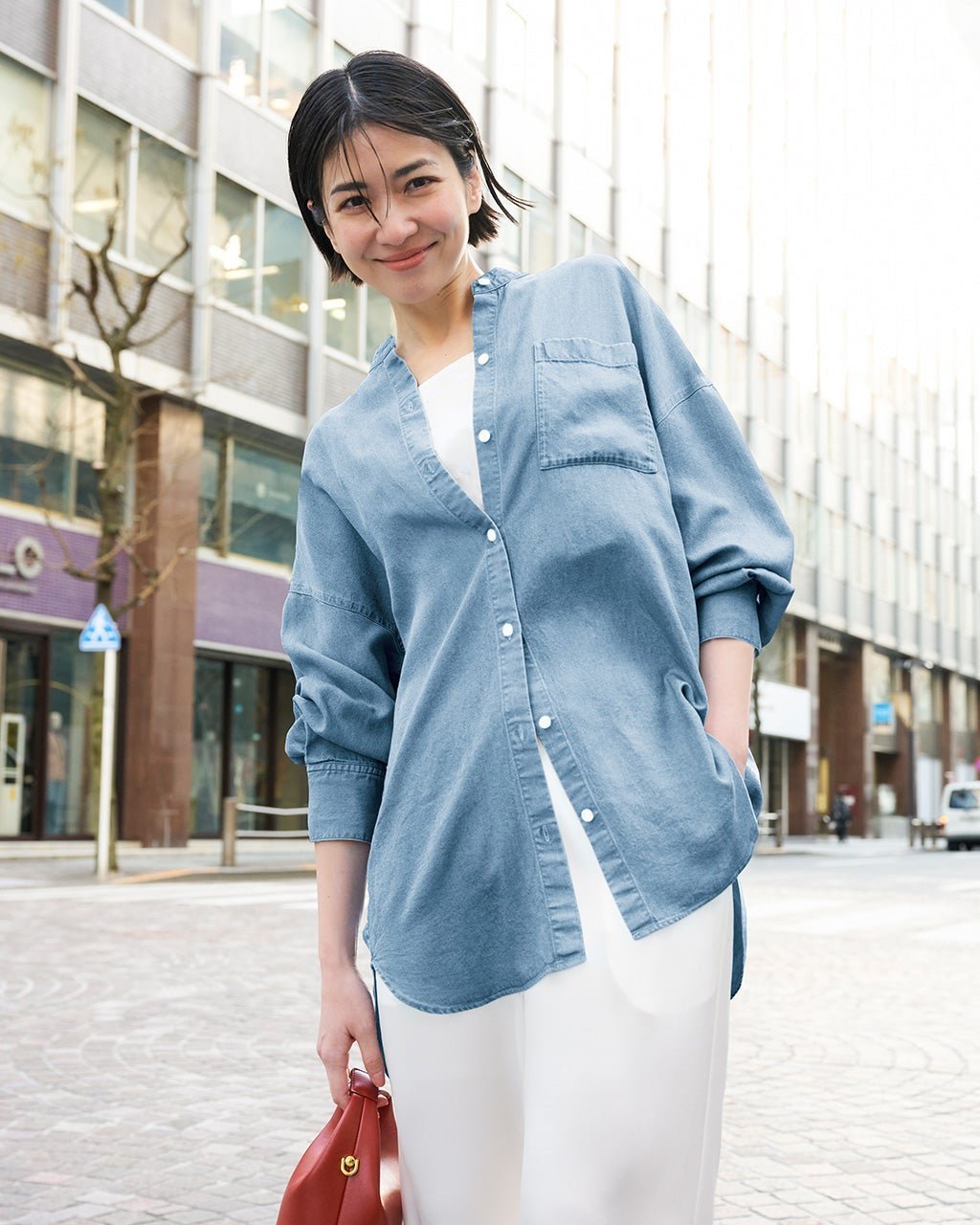 【ドゥクラッセ/DoCLASSE】のドレーピーデニム・オーバーシャツ インテリア・キッズ・メンズ・レディースファッション・服の通販 founy(ファニー) 　ファッション　Fashion　レディースファッション　Fashion for Women　トップス・カットソー　Cut & Sew Tops　シャツ・ブラウス・オフィスカジュアル　Elegant Blouses & Button-Ups　新作・新入荷　New Arrivals / New In　とろみ　Fluid, Flowy Fabric　デニム　Denim, Jeans Material　ロング　Long, Long-Length　羽織　Haori, Light Jacket　ライトインディゴ|ID: prp329100004919800 ipo3291000000036910782