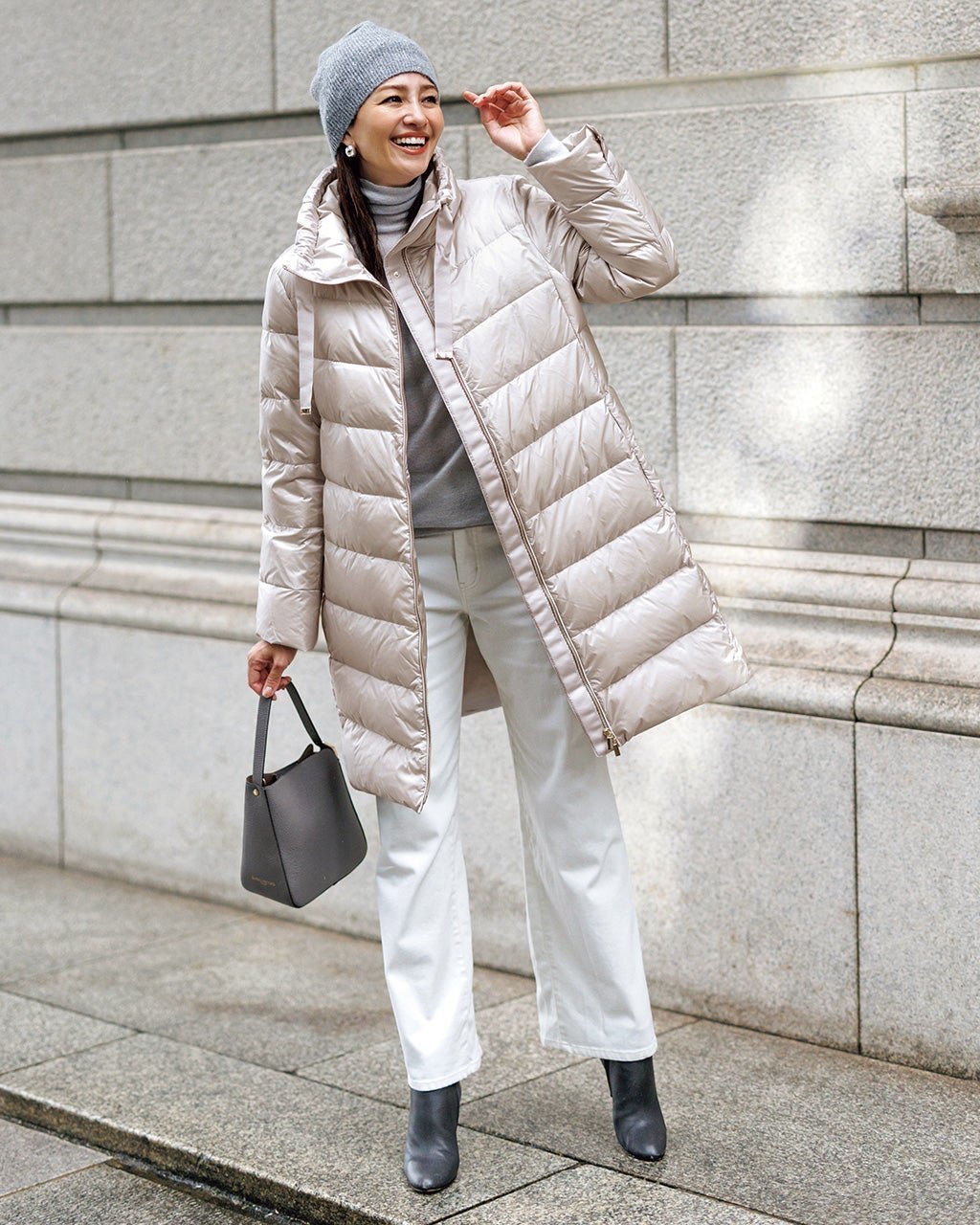 【ドゥクラッセ/DoCLASSE】の艶Airダウン・スタンドカラーロングコート インテリア・キッズ・メンズ・レディースファッション・服の通販 founy(ファニー) 　ファッション　Fashion　レディースファッション　Fashion for Women　アウター　Coat / Outerwear Collection　コート・ロングコート・ピーコート　Long Coats, Peacoats & More　カッティング　Cutting Detail　コクーン　Cocoon, Cocoon Silhouette　スタンド　Stand Collar, Upright Stand　スピンドル　Spindle, Drawcord　タフタ　Taffeta, Structured Fabric　ダウン　Down, Puffer　バランス　Balance, Style Balance　ロング　Long, Long-Length　ストーン|ID: prp329100004919901 ipo3291000000036911347