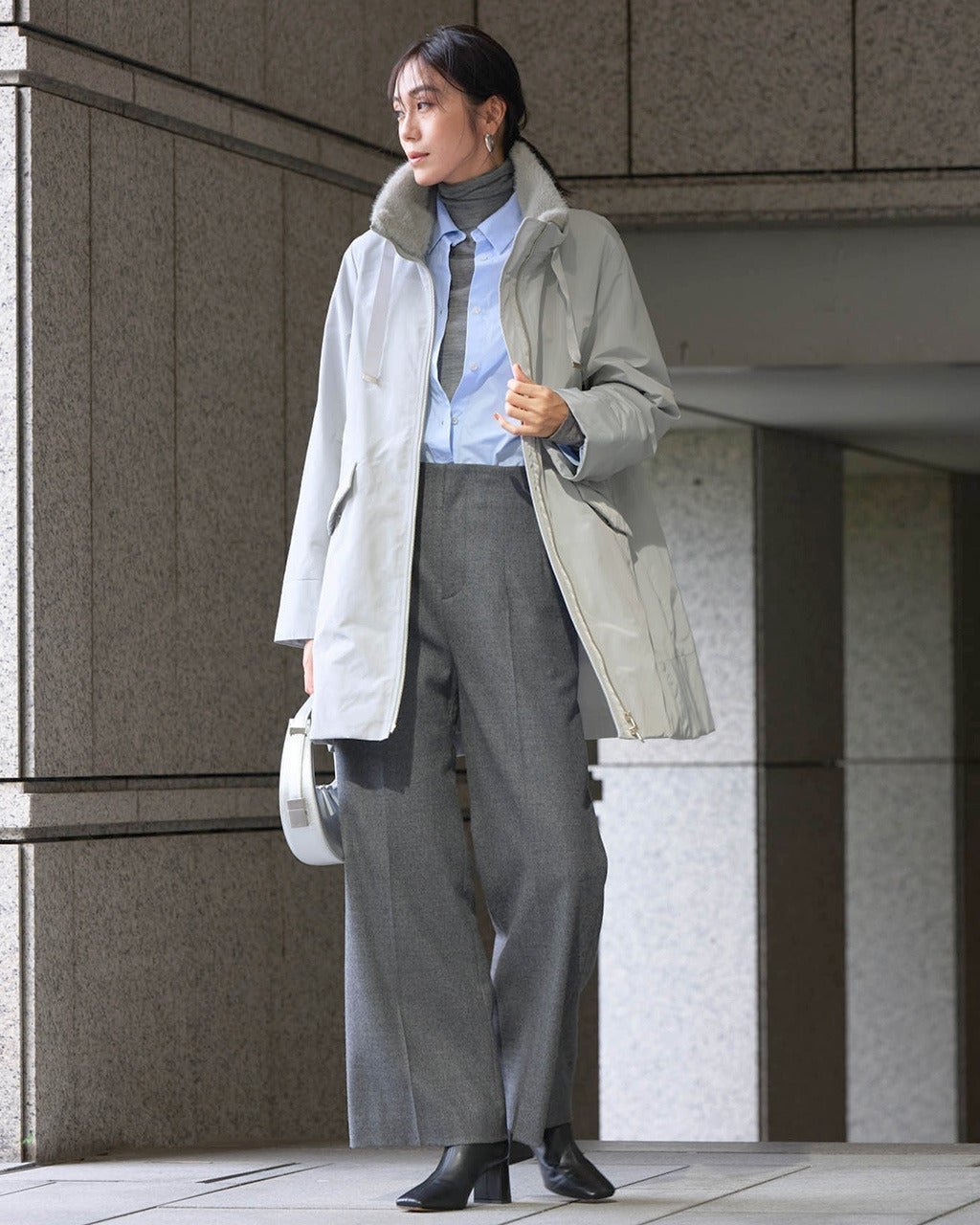 【ドゥクラッセ/DoCLASSE】のマジカルサーモ・グログランファーコート インテリア・キッズ・メンズ・レディースファッション・服の通販 founy(ファニー) 　ファッション　Fashion　レディースファッション　Fashion for Women　アウター　Coat / Outerwear Collection　コート・ロングコート・ピーコート　Long Coats, Peacoats & More　グログラン　Grosgrain, Grosgrain Ribbon　スタンド　Stand Collar, Upright Stand　タフタ　Taffeta, Structured Fabric　ダウン　Down, Puffer　フォルム　Silhouette, Form　リバーシブル　Reversible, Two-Sided　ブルーグレー|ID: prp329100004919992 ipo3291000000037023264