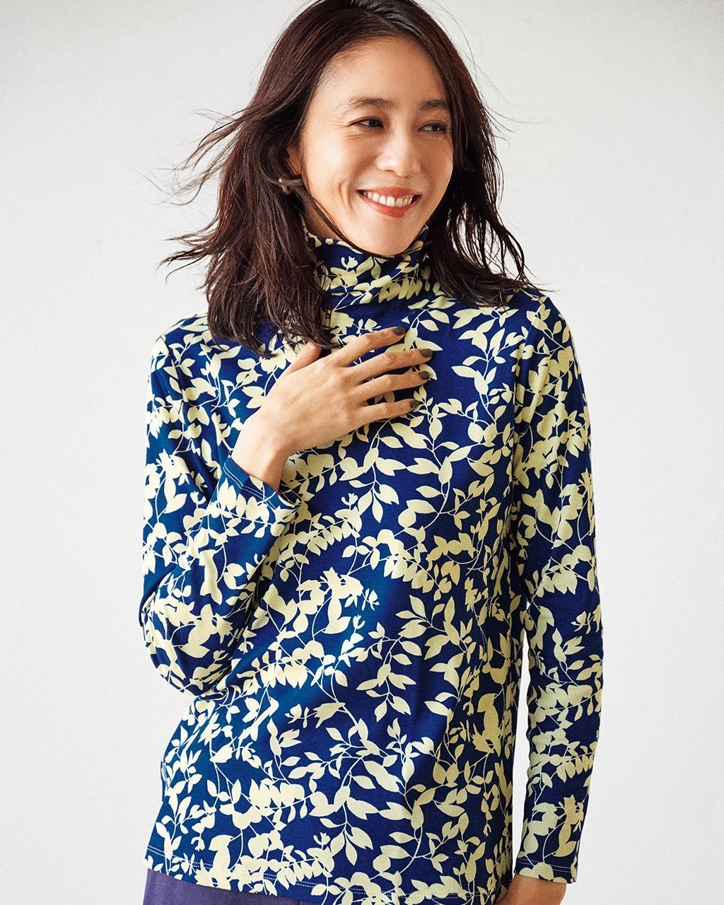 【ドゥクラッセ/DoCLASSE】の超長綿タートルネック/モダン柄 インテリア・キッズ・メンズ・レディースファッション・服の通販 founy(ファニー) 　ファッション　Fashion　レディースファッション　Fashion for Women　トップス・カットソー　Cut & Sew Tops　シャツ・ブラウス・オフィスカジュアル　Elegant Blouses & Button-Ups　ロングTシャツ・Tシャツ　Longline T-Shirts & Tees　カットソー・ベーシックTシャツ　Cut-and-Sewn Tops / Stretch Tees & Basics　タートルネック・ハイネックトップス　Turtlenecks & High-Neck Tops　なめらか　Smooth, Silky Texture　カットソー　Cut and Sewn Top　タートルネック　Turtleneck, High Neck　ペイズリー　Paisley, Ethnic Pattern　ボタニカル　Botanical, Floral Pattern　モダン　Modern, Contemporary　ネイビーパターン|ID: prp329100004920031 ipo3291000000036911933