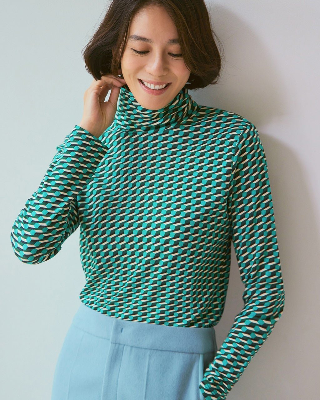 【ドゥクラッセ/DoCLASSE】の超長綿タートルネック/モダン柄 インテリア・キッズ・メンズ・レディースファッション・服の通販 founy(ファニー) 　ファッション　Fashion　レディースファッション　Fashion for Women　トップス・カットソー　Cut & Sew Tops　シャツ・ブラウス・オフィスカジュアル　Elegant Blouses & Button-Ups　ロングTシャツ・Tシャツ　Longline T-Shirts & Tees　カットソー・ベーシックTシャツ　Cut-and-Sewn Tops / Stretch Tees & Basics　タートルネック・ハイネックトップス　Turtlenecks & High-Neck Tops　なめらか　Smooth, Silky Texture　カットソー　Cut and Sewn Top　タートルネック　Turtleneck, High Neck　ペイズリー　Paisley, Ethnic Pattern　ボタニカル　Botanical, Floral Pattern　モダン　Modern, Contemporary　グリーン・パターン|ID: prp329100004920031 ipo3291000000036911935