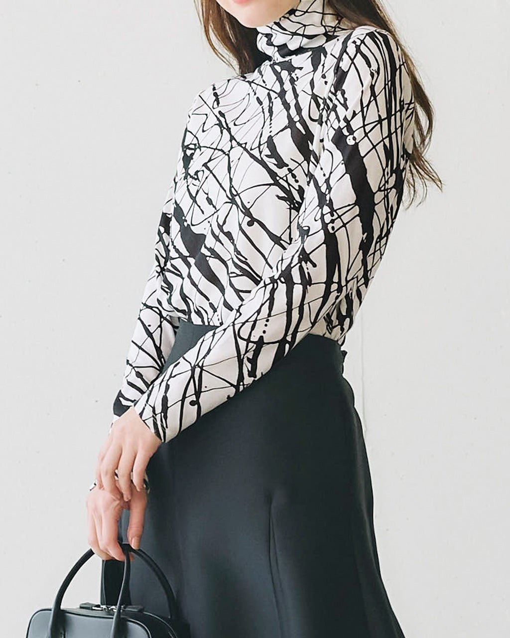 【ドゥクラッセ/DoCLASSE】の超長綿タートルネック/モダン柄 インテリア・キッズ・メンズ・レディースファッション・服の通販 founy(ファニー) 　ファッション　Fashion　レディースファッション　Fashion for Women　トップス・カットソー　Cut & Sew Tops　シャツ・ブラウス・オフィスカジュアル　Elegant Blouses & Button-Ups　ロングTシャツ・Tシャツ　Longline T-Shirts & Tees　カットソー・ベーシックTシャツ　Cut-and-Sewn Tops / Stretch Tees & Basics　タートルネック・ハイネックトップス　Turtlenecks & High-Neck Tops　なめらか　Smooth, Silky Texture　カットソー　Cut and Sewn Top　タートルネック　Turtleneck, High Neck　ペイズリー　Paisley, Ethnic Pattern　ボタニカル　Botanical, Floral Pattern　モダン　Modern, Contemporary　ブラック&times;ホワイト|ID: prp329100004920031 ipo3291000000036911936