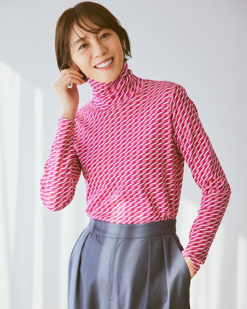 【ドゥクラッセ/DoCLASSE】の超長綿タートルネック/モダン柄 インテリア・キッズ・メンズ・レディースファッション・服の通販 founy(ファニー) 　ファッション　Fashion　レディースファッション　Fashion for Women　トップス・カットソー　Cut & Sew Tops　シャツ・ブラウス・オフィスカジュアル　Elegant Blouses & Button-Ups　ロングTシャツ・Tシャツ　Longline T-Shirts & Tees　カットソー・ベーシックTシャツ　Cut-and-Sewn Tops / Stretch Tees & Basics　タートルネック・ハイネックトップス　Turtlenecks & High-Neck Tops　なめらか　Smooth, Silky Texture　カットソー　Cut and Sewn Top　タートルネック　Turtleneck, High Neck　ペイズリー　Paisley, Ethnic Pattern　ボタニカル　Botanical, Floral Pattern　モダン　Modern, Contemporary　レッドパターン|ID: prp329100004920031 ipo3291000000036911937