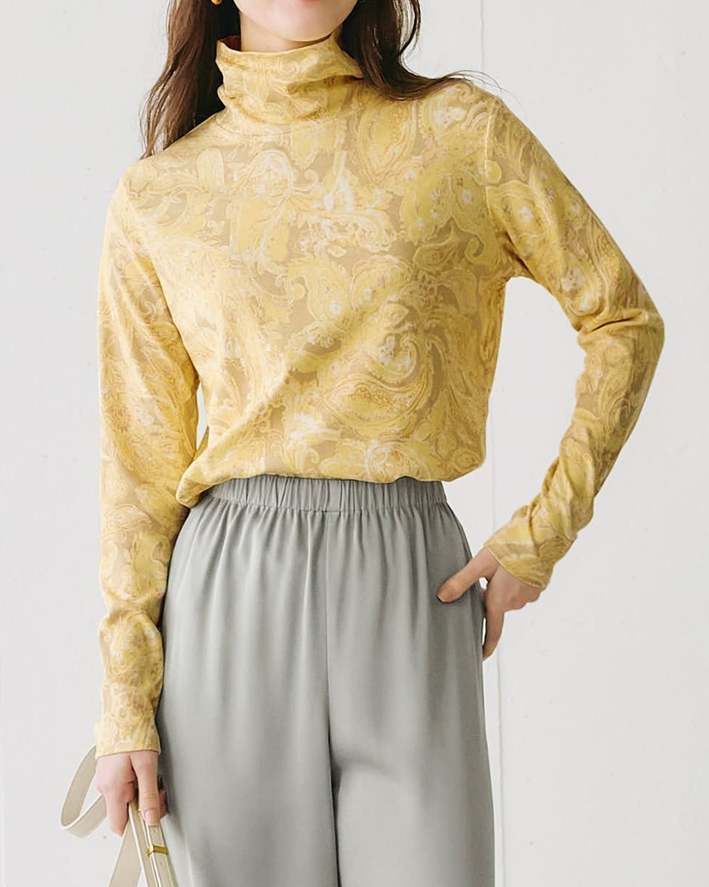 【ドゥクラッセ/DoCLASSE】の超長綿タートルネック/モダン柄 インテリア・キッズ・メンズ・レディースファッション・服の通販 founy(ファニー) 　ファッション　Fashion　レディースファッション　Fashion for Women　トップス・カットソー　Cut & Sew Tops　シャツ・ブラウス・オフィスカジュアル　Elegant Blouses & Button-Ups　ロングTシャツ・Tシャツ　Longline T-Shirts & Tees　カットソー・ベーシックTシャツ　Cut-and-Sewn Tops / Stretch Tees & Basics　タートルネック・ハイネックトップス　Turtlenecks & High-Neck Tops　なめらか　Smooth, Silky Texture　カットソー　Cut and Sewn Top　タートルネック　Turtleneck, High Neck　ペイズリー　Paisley, Ethnic Pattern　ボタニカル　Botanical, Floral Pattern　モダン　Modern, Contemporary　イエロー&times;ベージュ|ID: prp329100004920031 ipo3291000000036911939