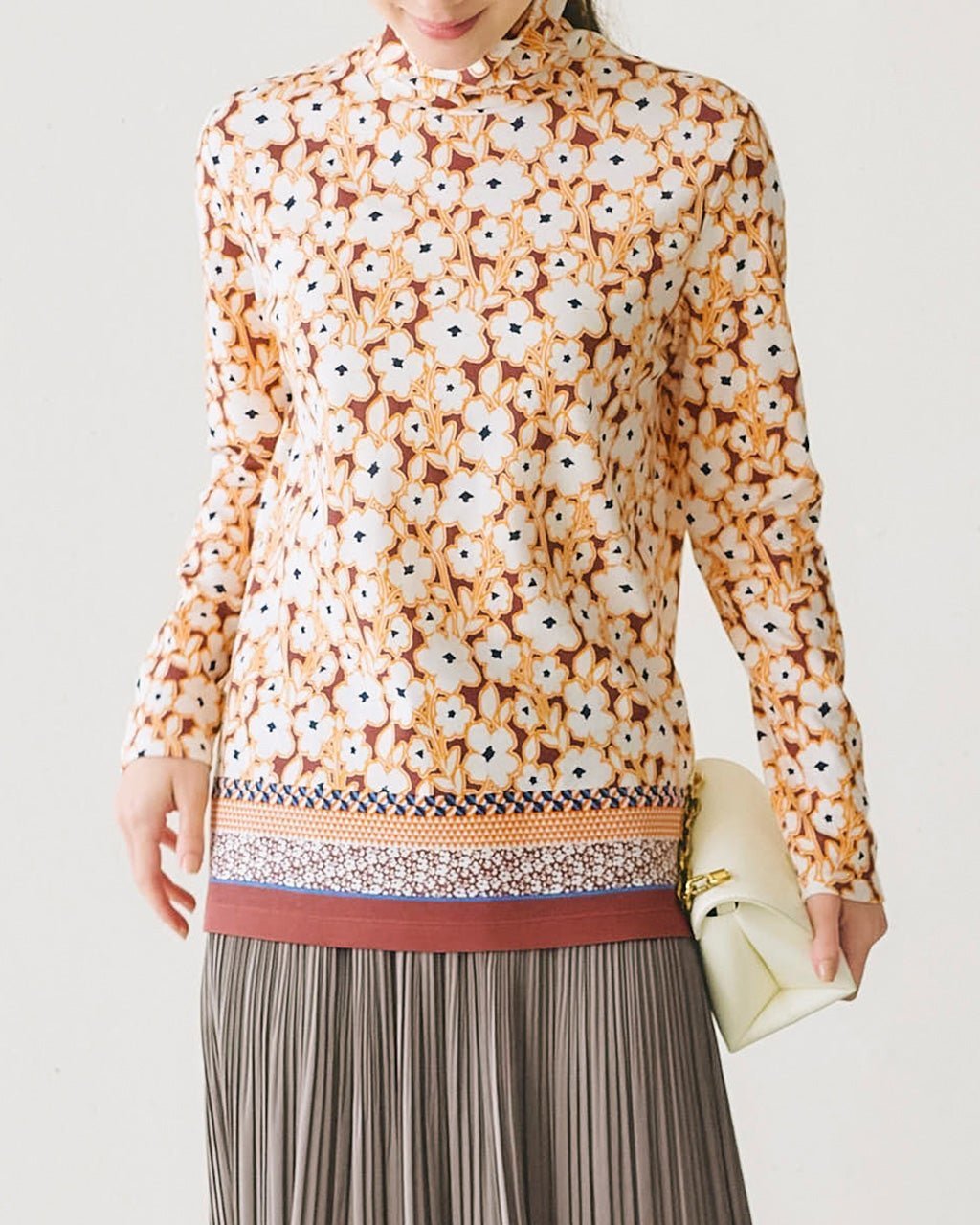 【ドゥクラッセ/DoCLASSE】の超長綿タートルネック/モダン柄 インテリア・キッズ・メンズ・レディースファッション・服の通販 founy(ファニー) 　ファッション　Fashion　レディースファッション　Fashion for Women　トップス・カットソー　Cut & Sew Tops　シャツ・ブラウス・オフィスカジュアル　Elegant Blouses & Button-Ups　ロングTシャツ・Tシャツ　Longline T-Shirts & Tees　カットソー・ベーシックTシャツ　Cut-and-Sewn Tops / Stretch Tees & Basics　タートルネック・ハイネックトップス　Turtlenecks & High-Neck Tops　なめらか　Smooth, Silky Texture　カットソー　Cut and Sewn Top　タートルネック　Turtleneck, High Neck　ペイズリー　Paisley, Ethnic Pattern　ボタニカル　Botanical, Floral Pattern　モダン　Modern, Contemporary　フラワー|ID: prp329100004920031 ipo3291000000036911940